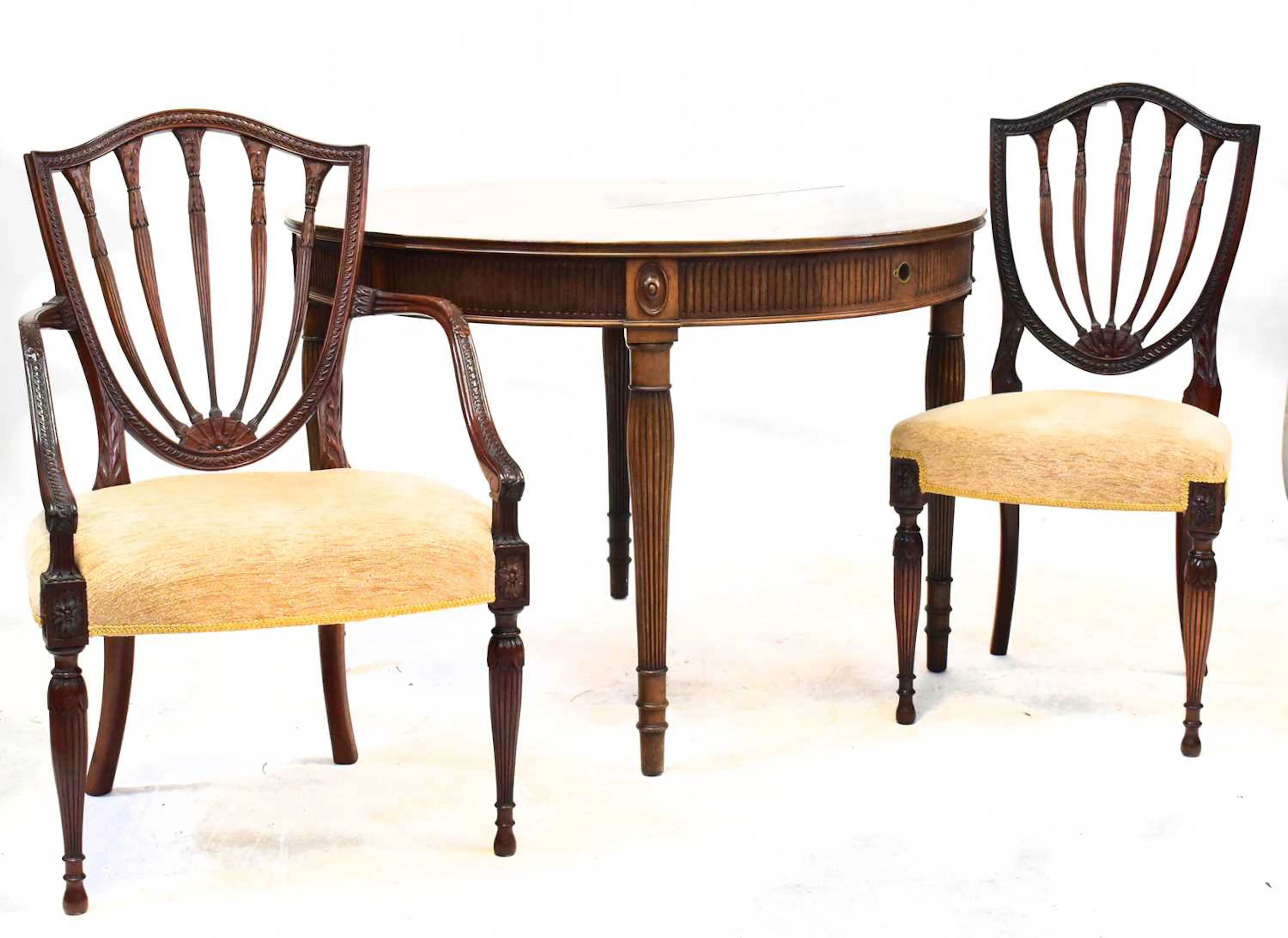 A Georgian-style circular extending dining table