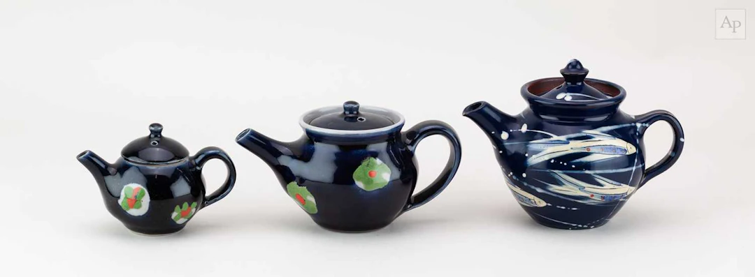 ELIZABETH GALE; a graduated trio of small stoneware and slipware teapots