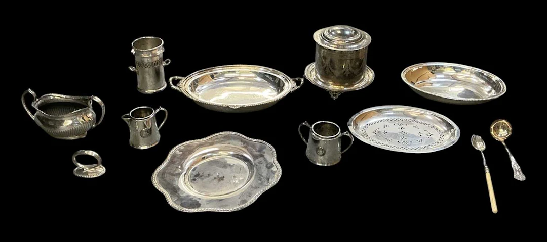 A small quantity of assorted silver plated items including entrée dish