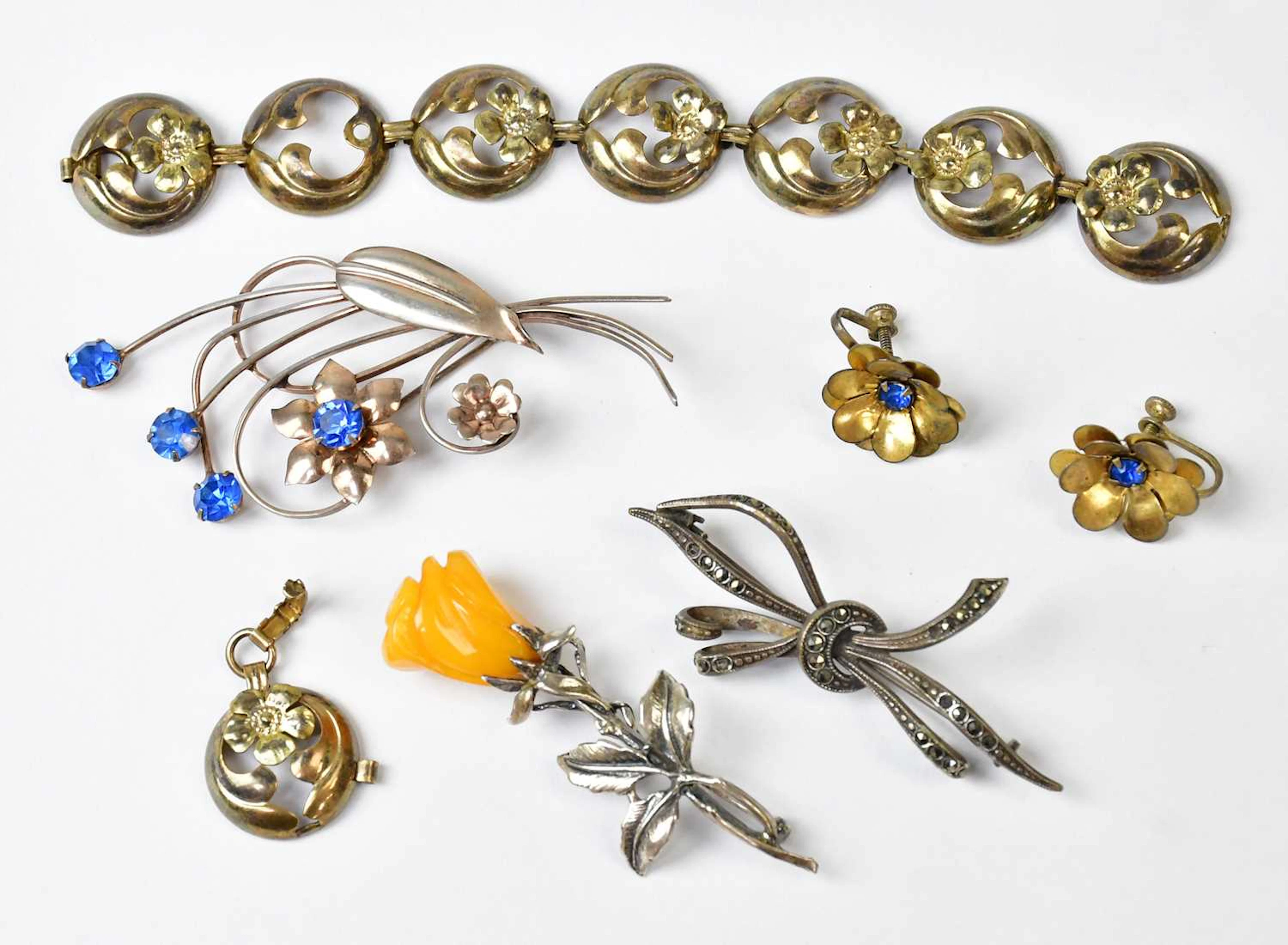 A group of vintage silver floral jewellery