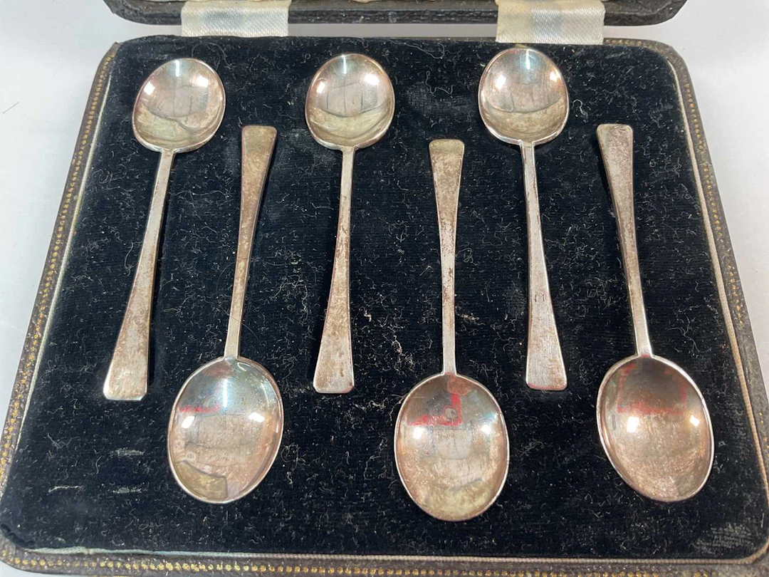 A cased set of six George VI hallmarked silver teaspoons