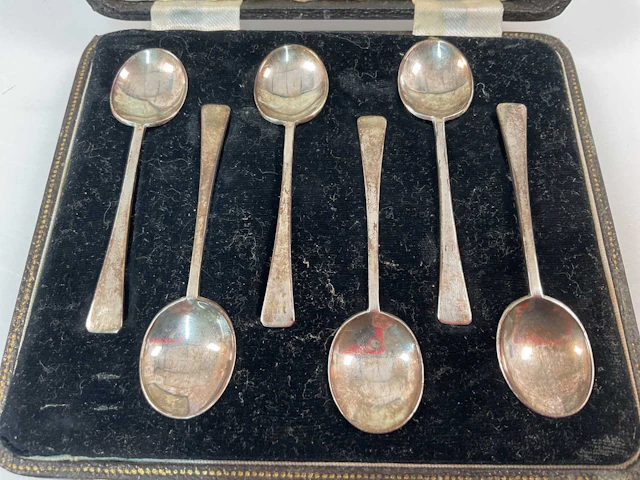 A cased set of six George VI hallmarked silver teaspoons