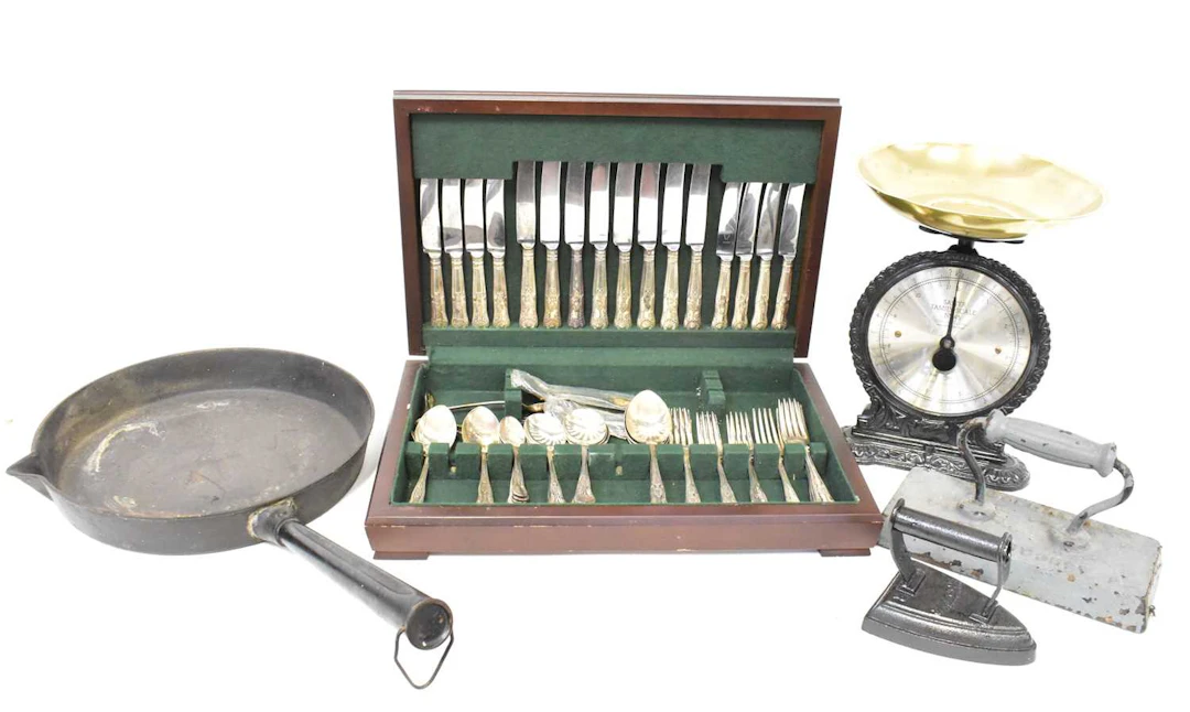 A mixed lot of vintage metalware