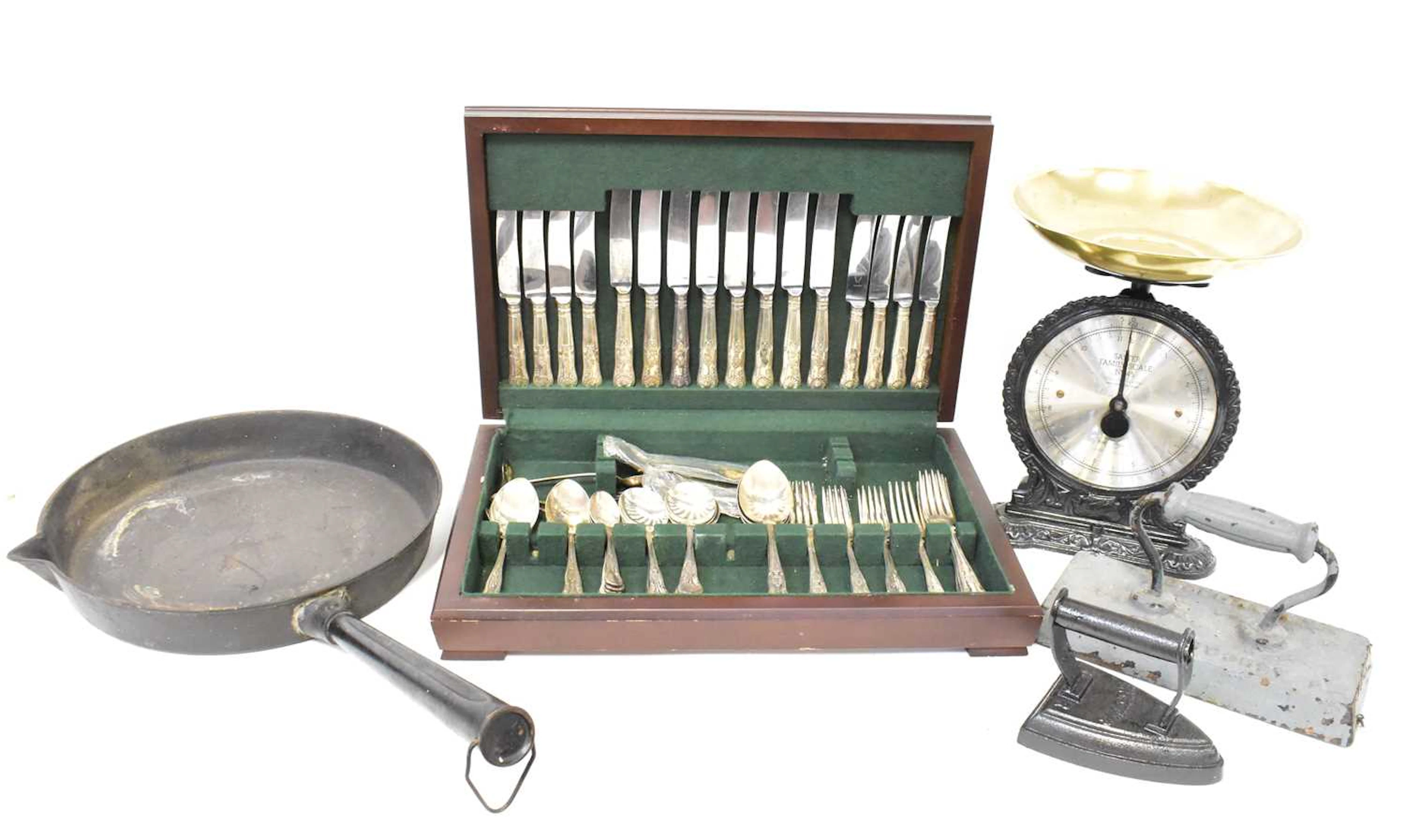 A mixed lot of vintage metalware