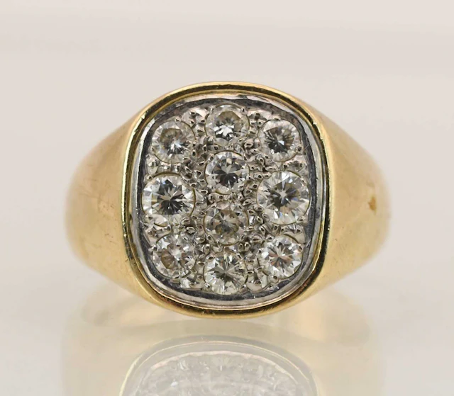 A 9ct yellow gold diamond cluster signet ring