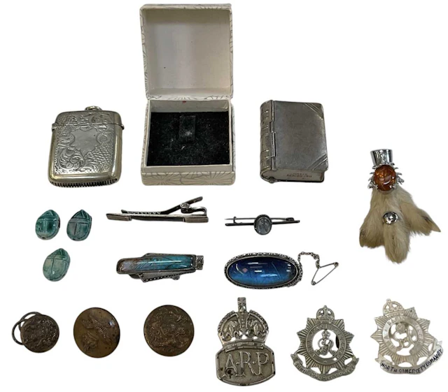 A small quantity of assorted costume jewellery
