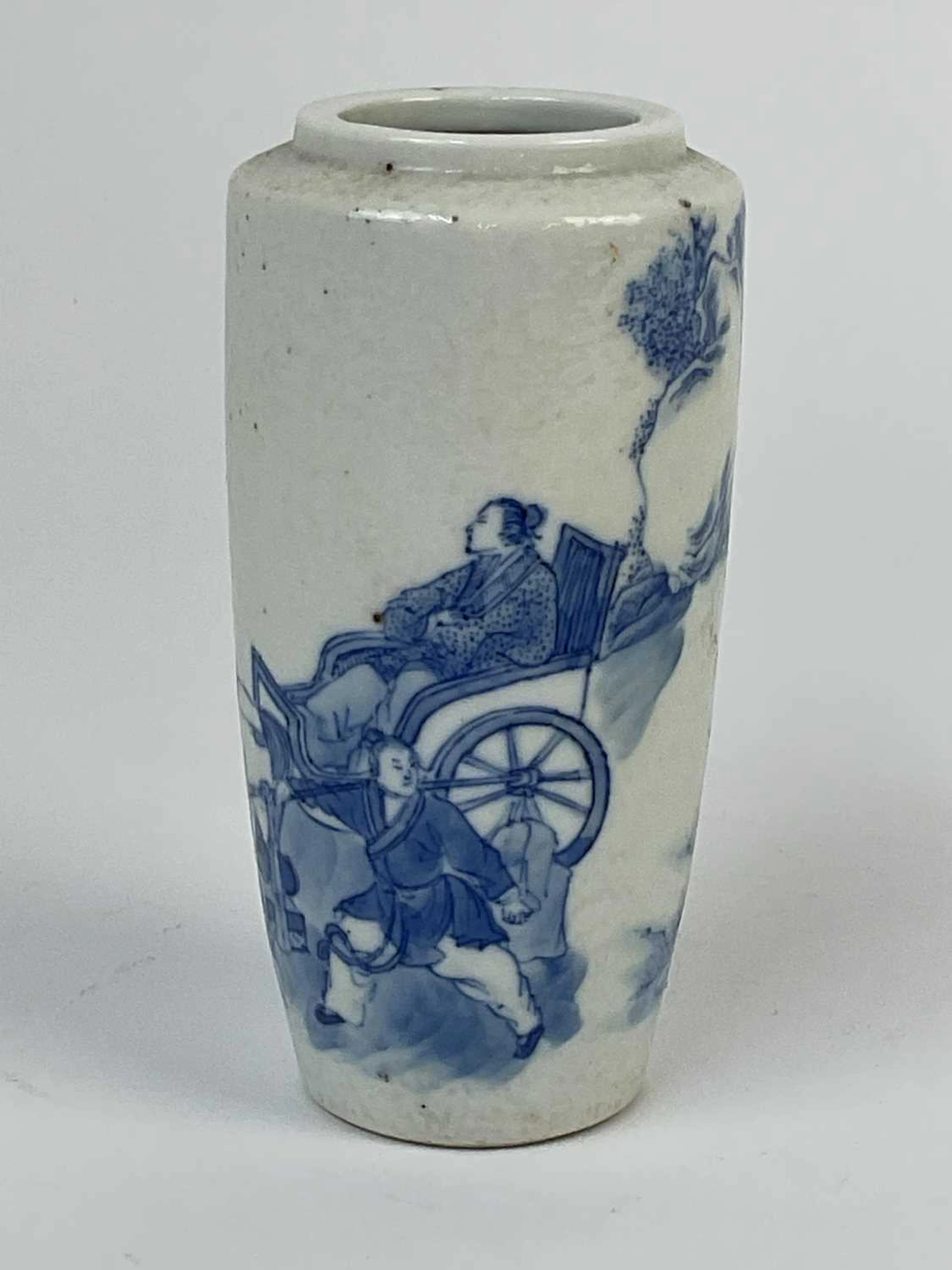 A Chinese blue and white porcelain vase decorated with a...