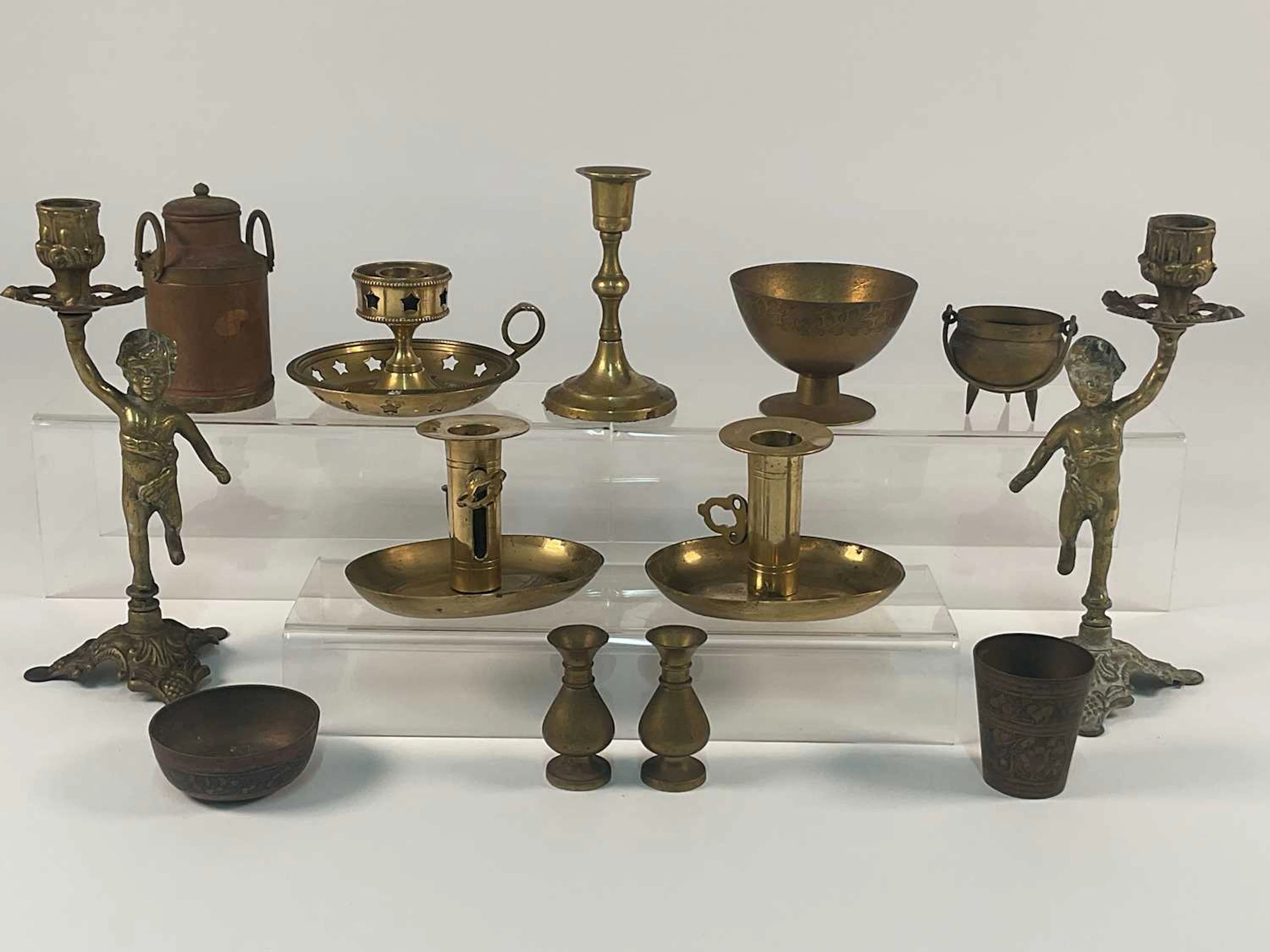 A quantity of decorative brass and copper items