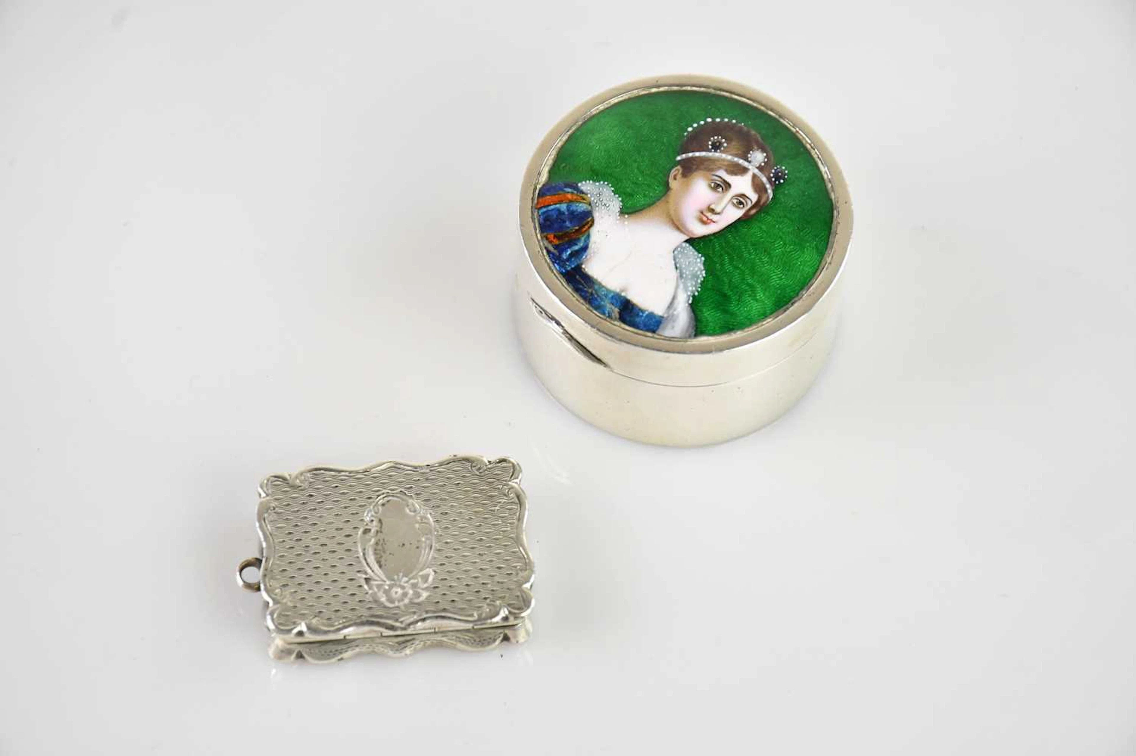 DEAKIN & FRANCIS; a Edward VII hallmarked silver and enamel pill box