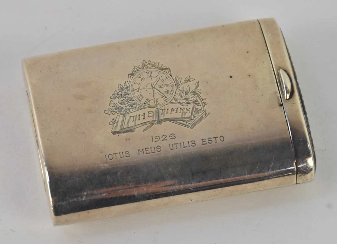 GOLDSMITHS & SILVERSMITHS CO LTD; a George V hallmarked silver vesta case