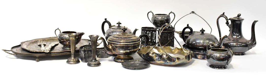 A quantity of silver-plated wares including King's pattern flatware