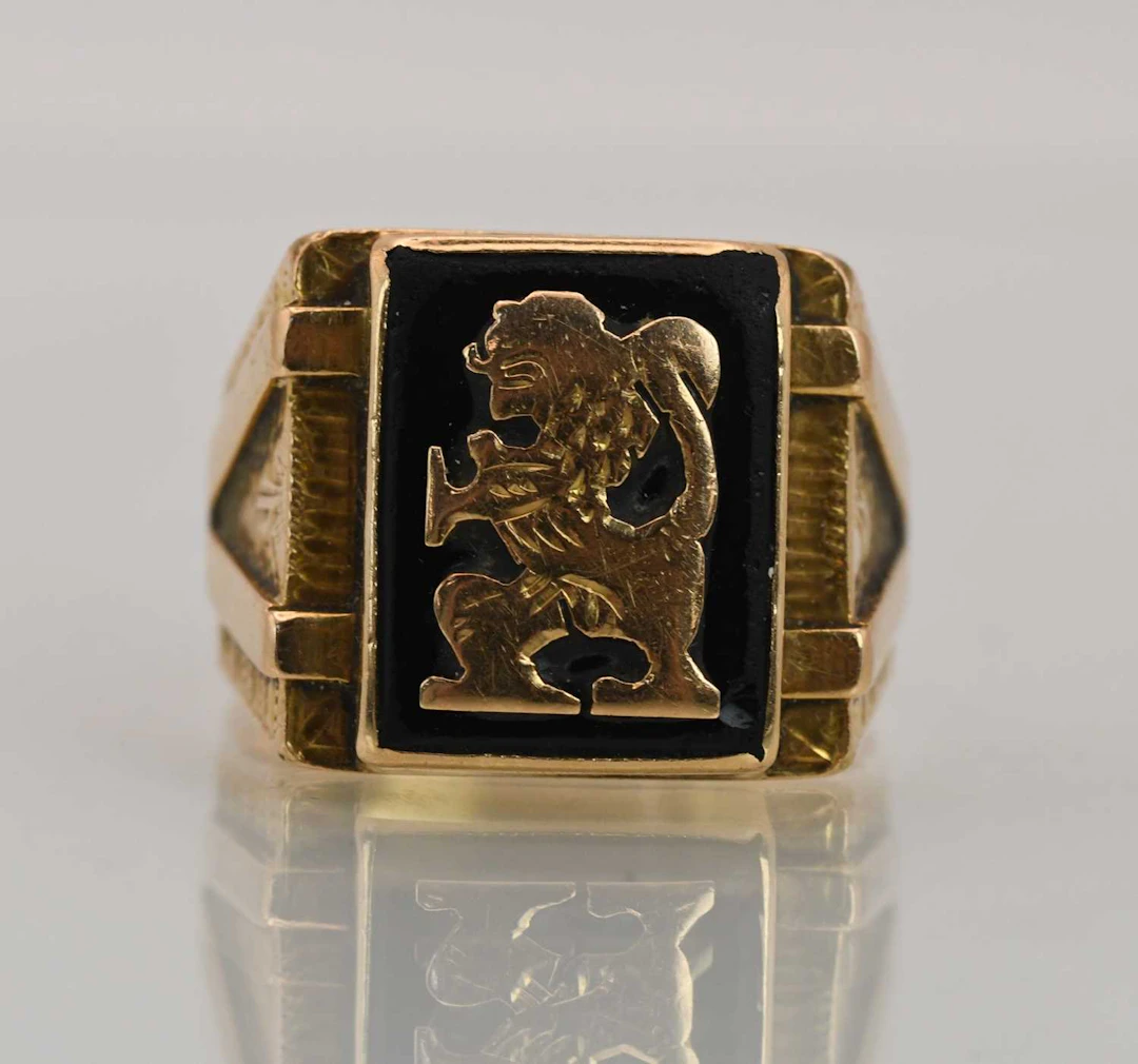 A substantial 18ct yellow gold onyx set signet ring