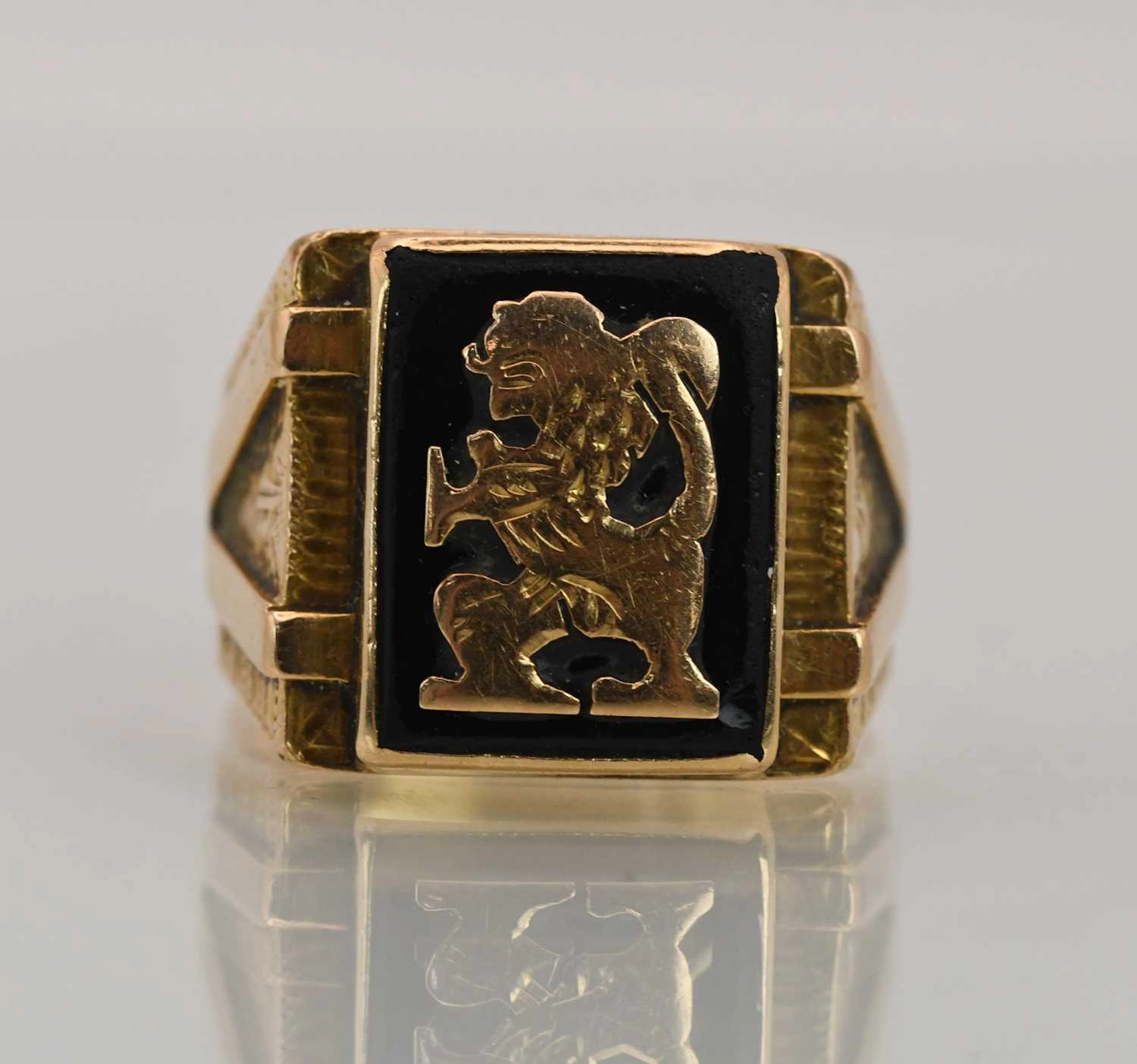 A substantial 18ct yellow gold onyx set signet ring