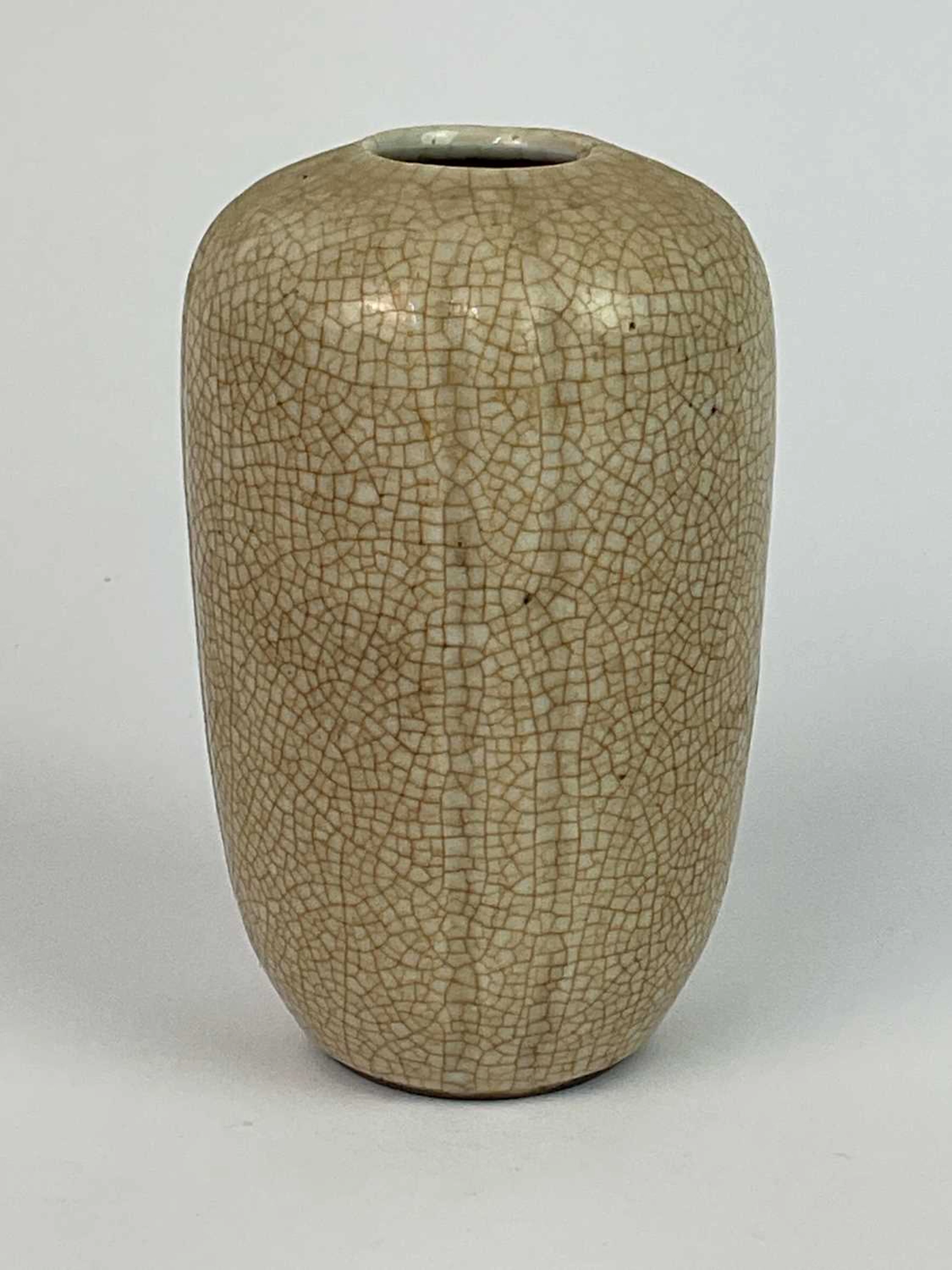 A Chinese crackle glaze porcelain vase with vertical lines on opposite sides