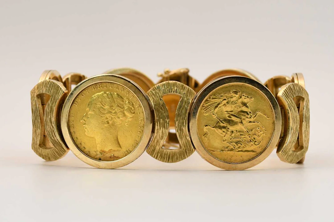 A 9ct gold sovereign bracelet consisting of six full sovereigns