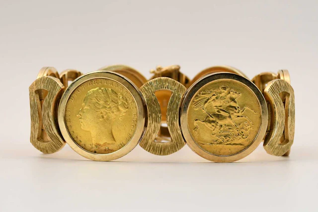 A 9ct gold sovereign bracelet consisting of six full sovereigns