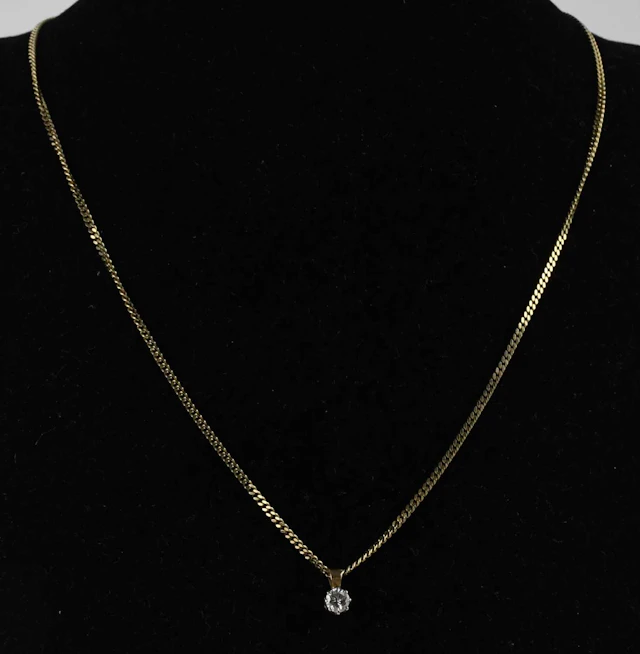 A 9ct yellow gold dainty flat curb necklace with ring clasp