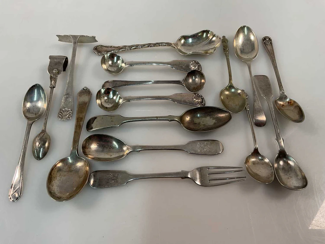 A collection of hallmarked silver to include salt spoons