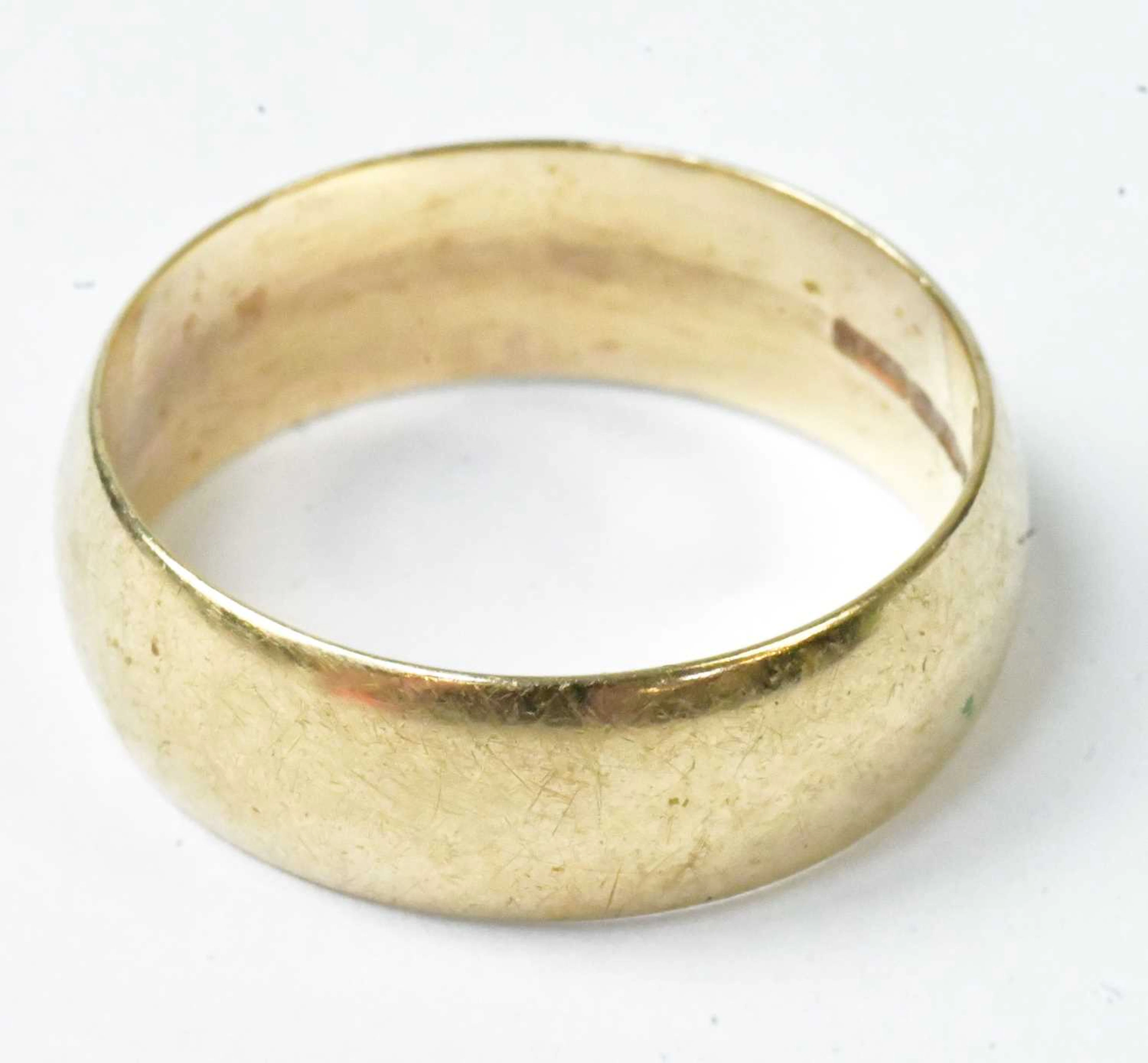 A 9ct yellow gold wedding band