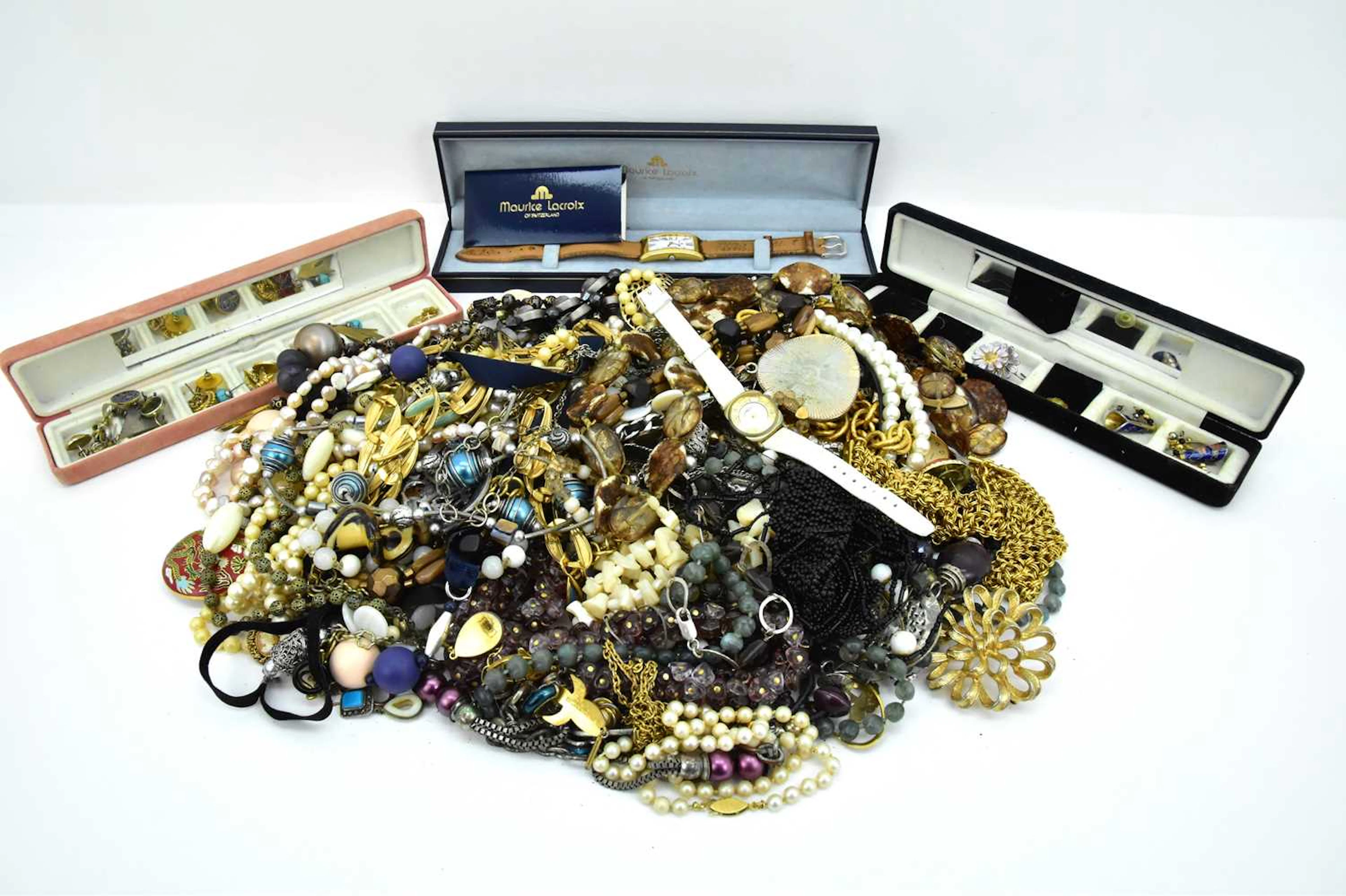 A good collection of modern vintage costume jewellery