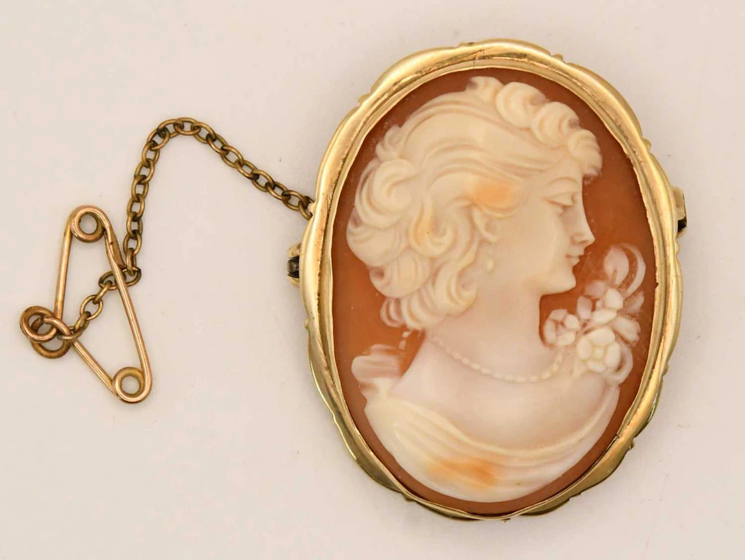 A cameo brooch depicting the head and shoulders of lady