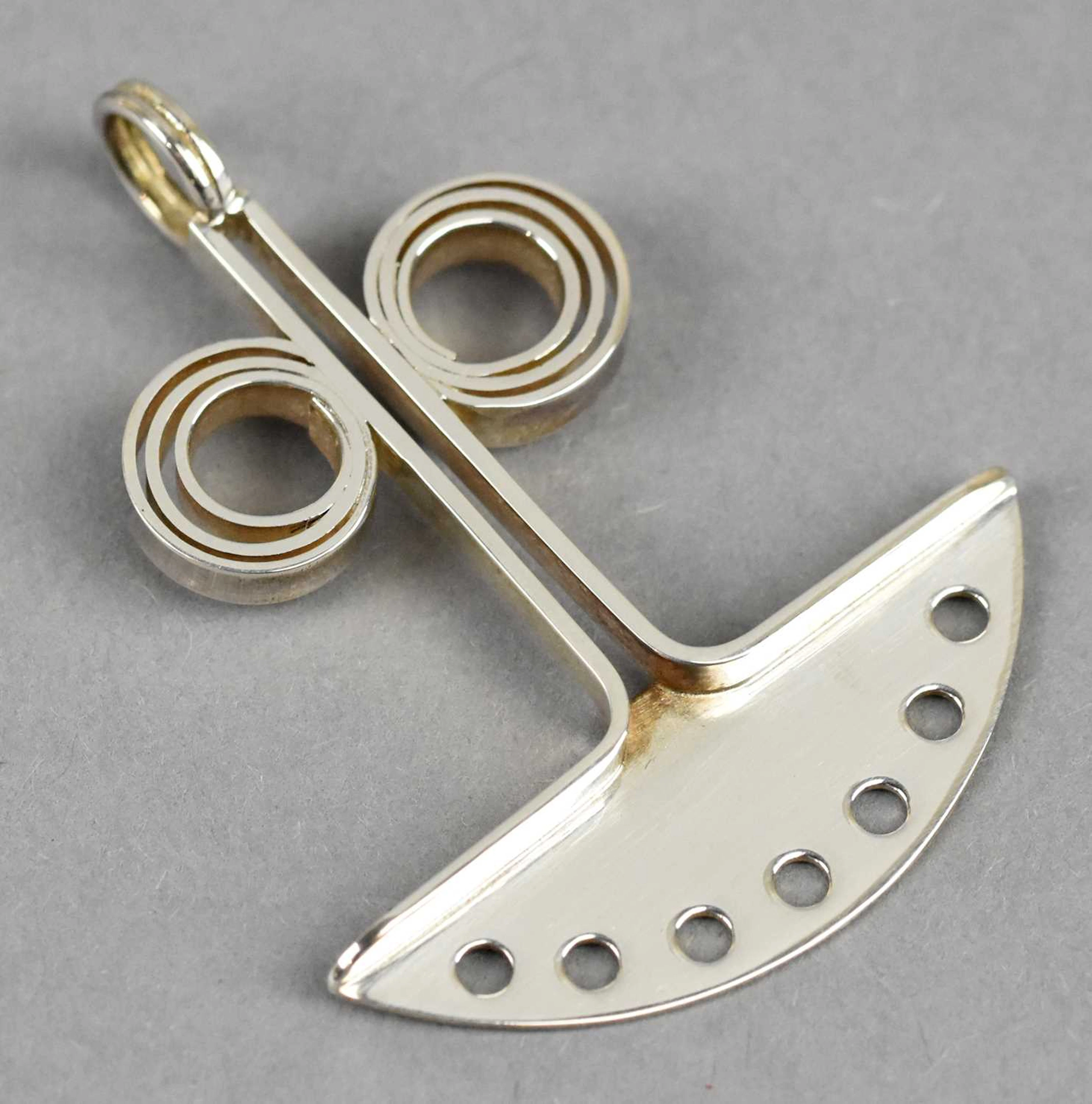 DON PORRITT (born 1933); an Elizabeth II hallmarked silver modernist pendant