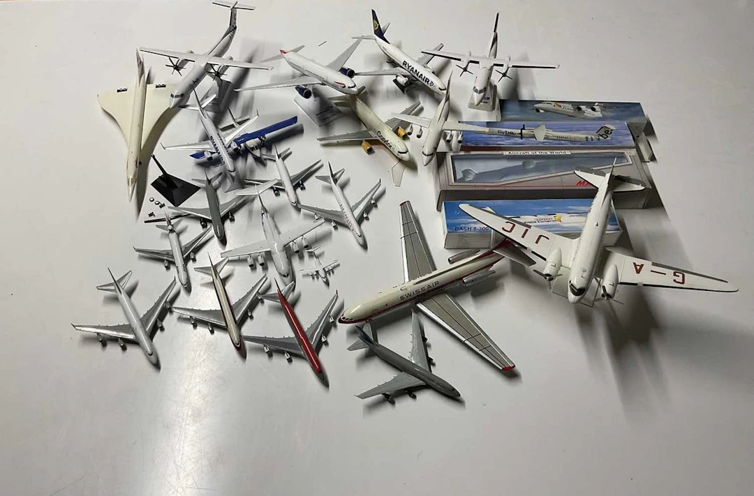 A small quantity of diecast and plastic commercial aircraft models