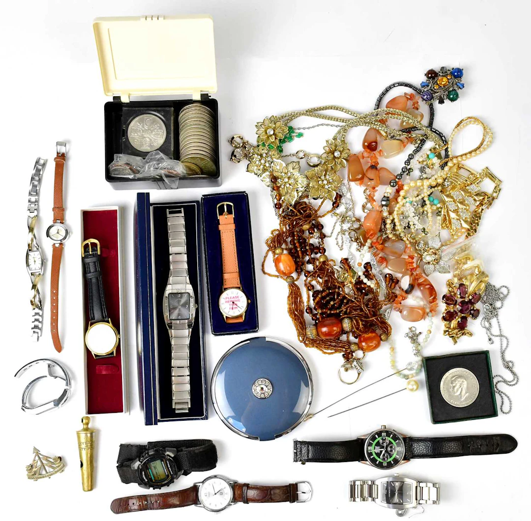 A quantity of costume jewellery