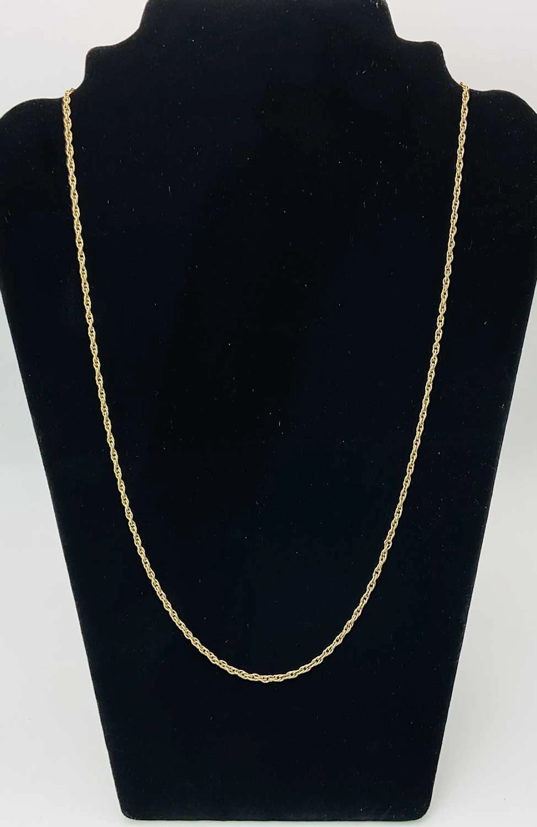 A 9ct yellow gold fine dainty link rope twist necklace with lobster claw clasp
