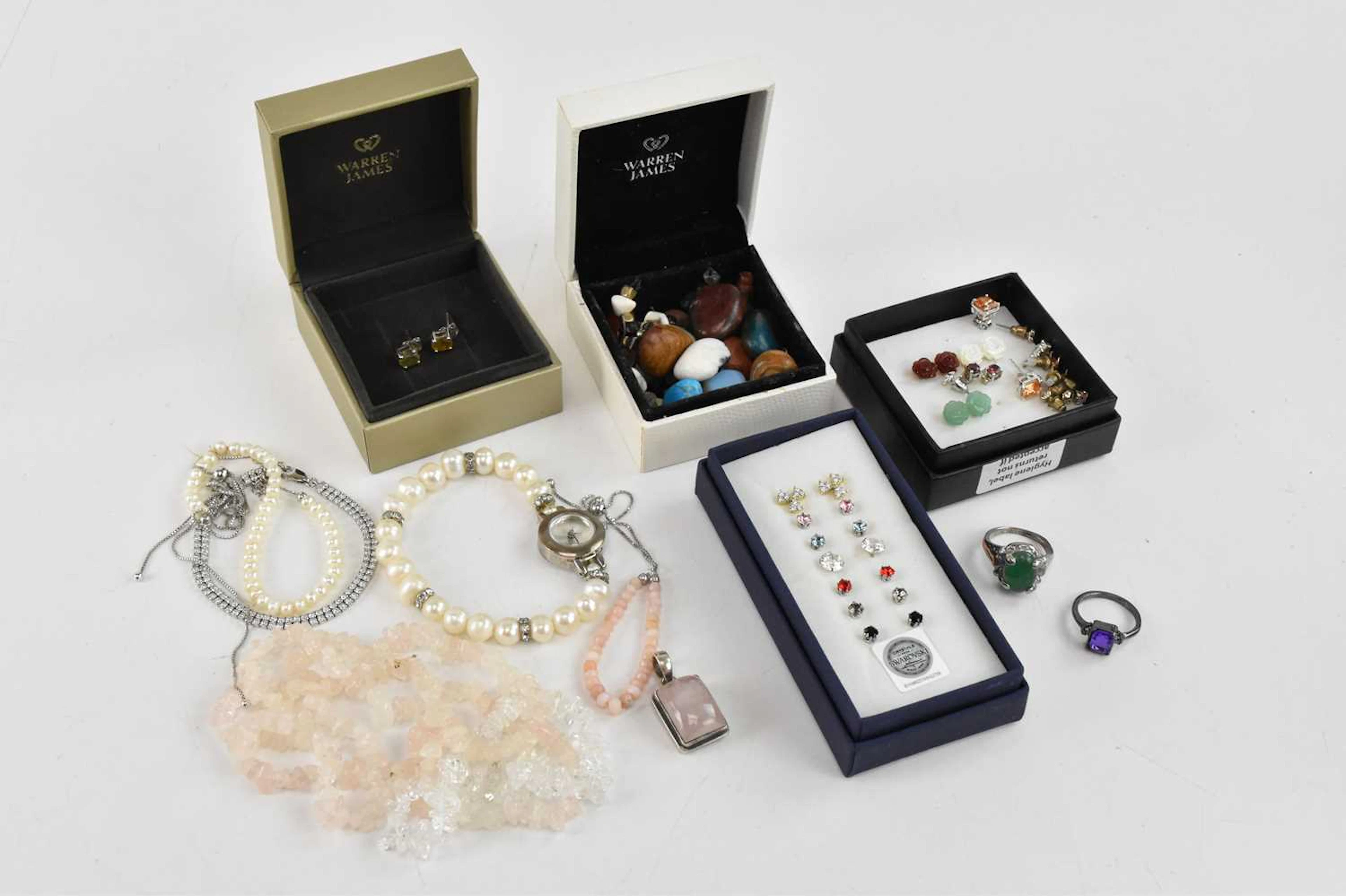 A group of jewellery