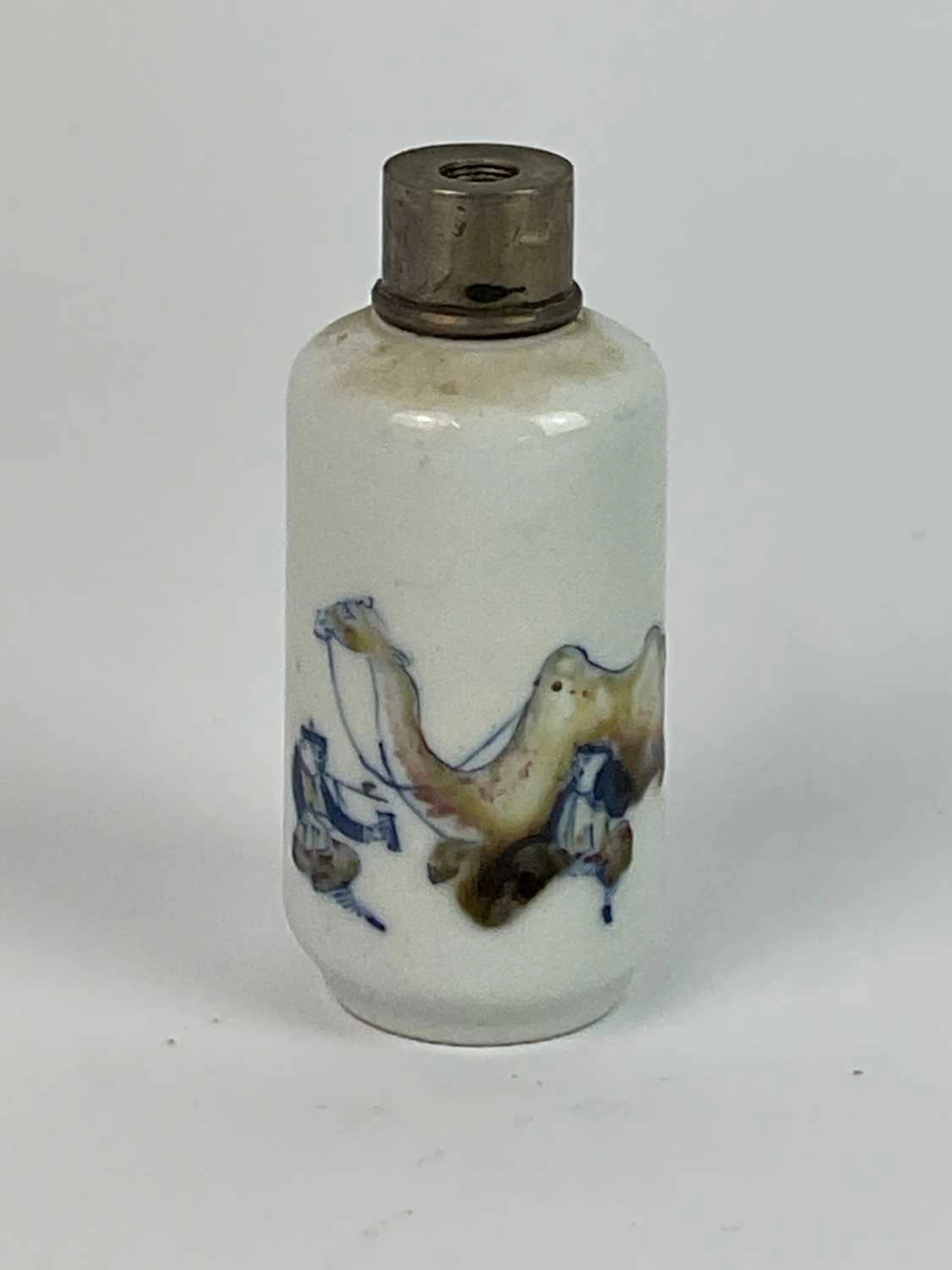A Chinese porcelain silver topped snuff bottle decorated...