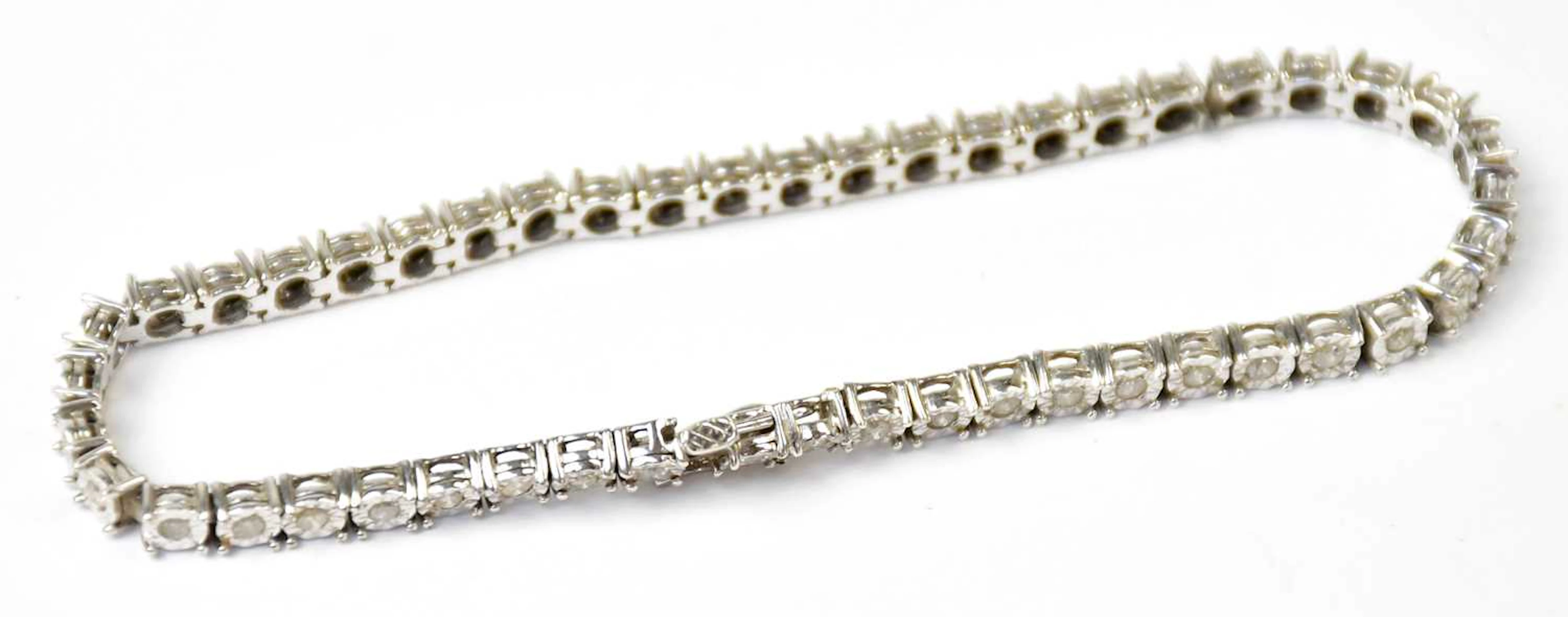 A 9ct white gold tennis bracelet set with diamonds
