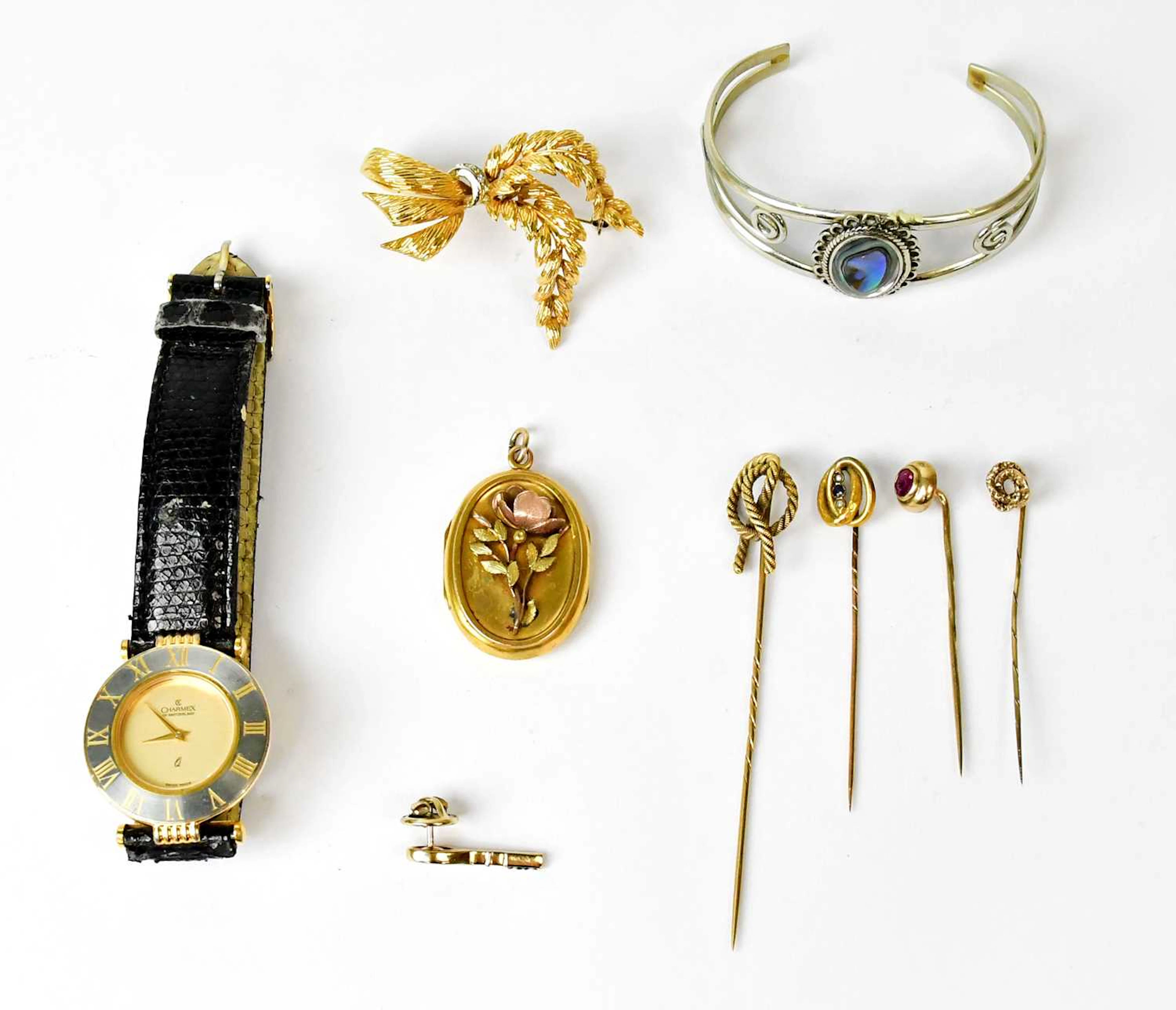 A small quantity of costume jewellery