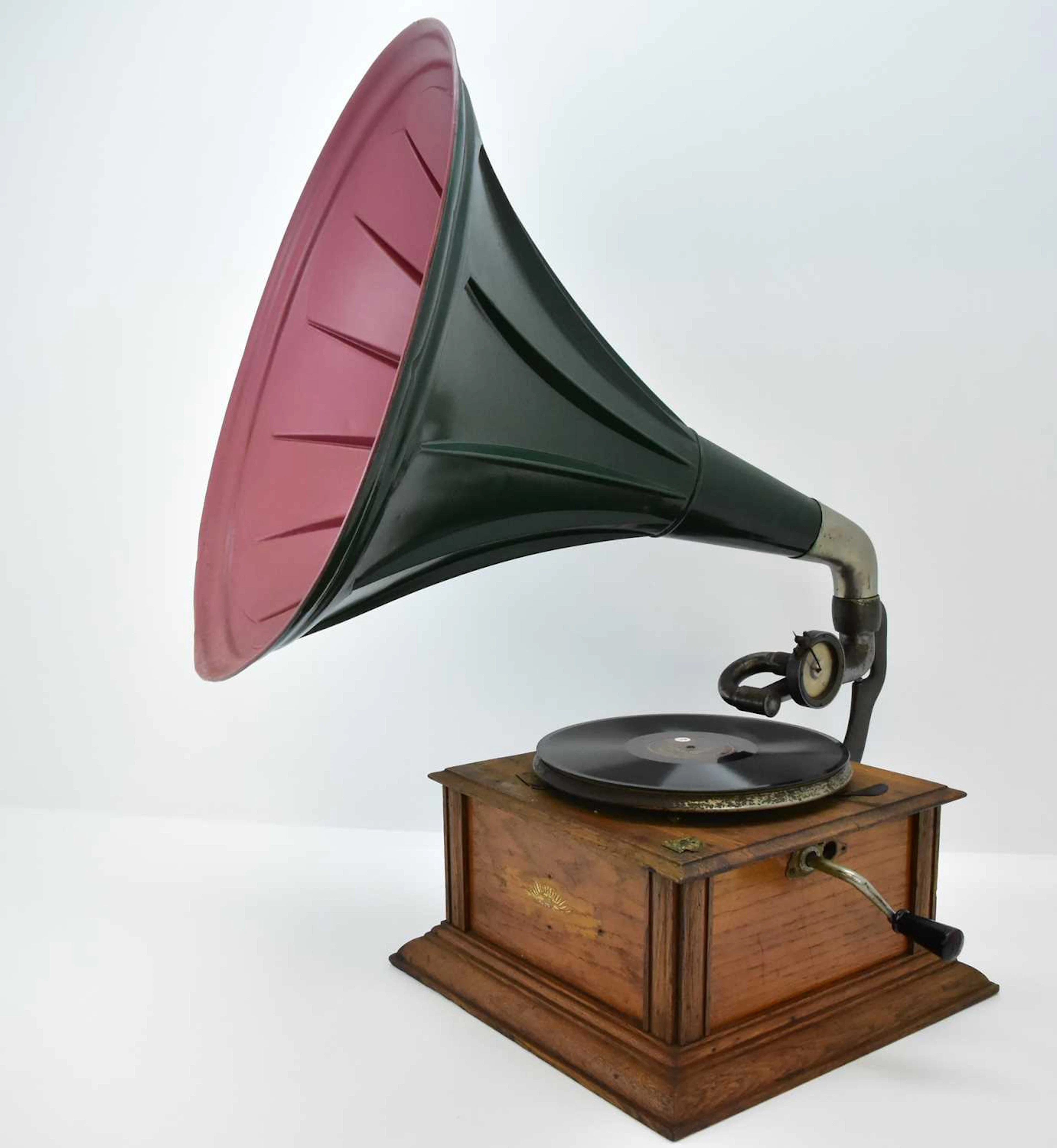 An early 20th century tabletop horn wind-up gramophone