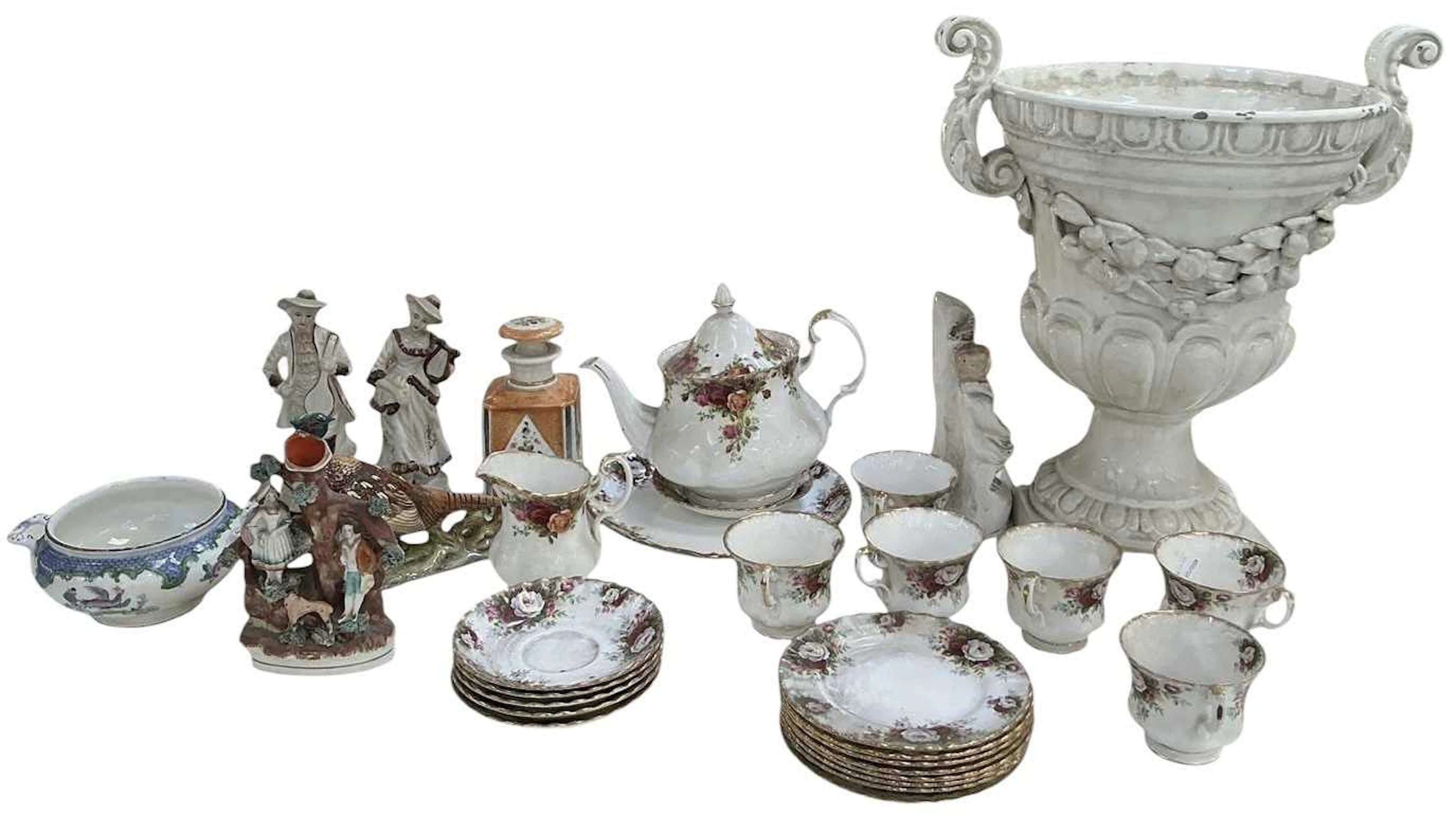 A quantity of assorted sundry ceramics