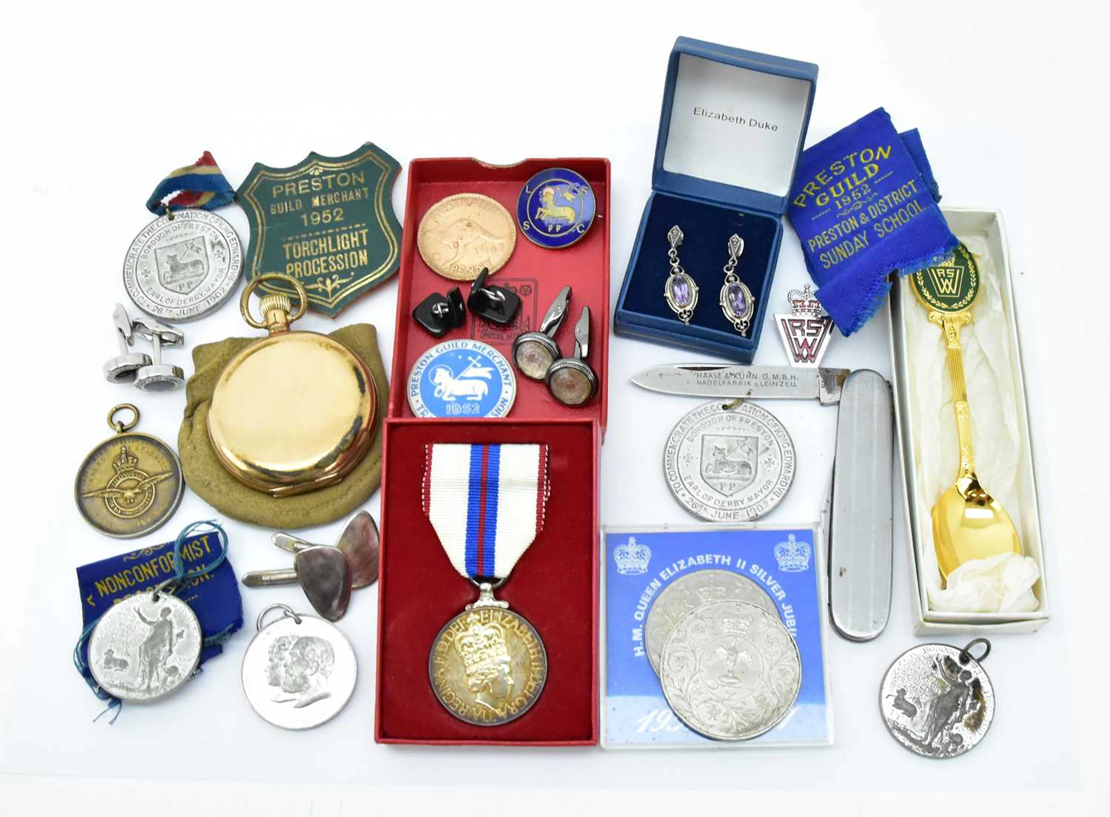 A group of various mixed collectables including gentleman's cufflinks