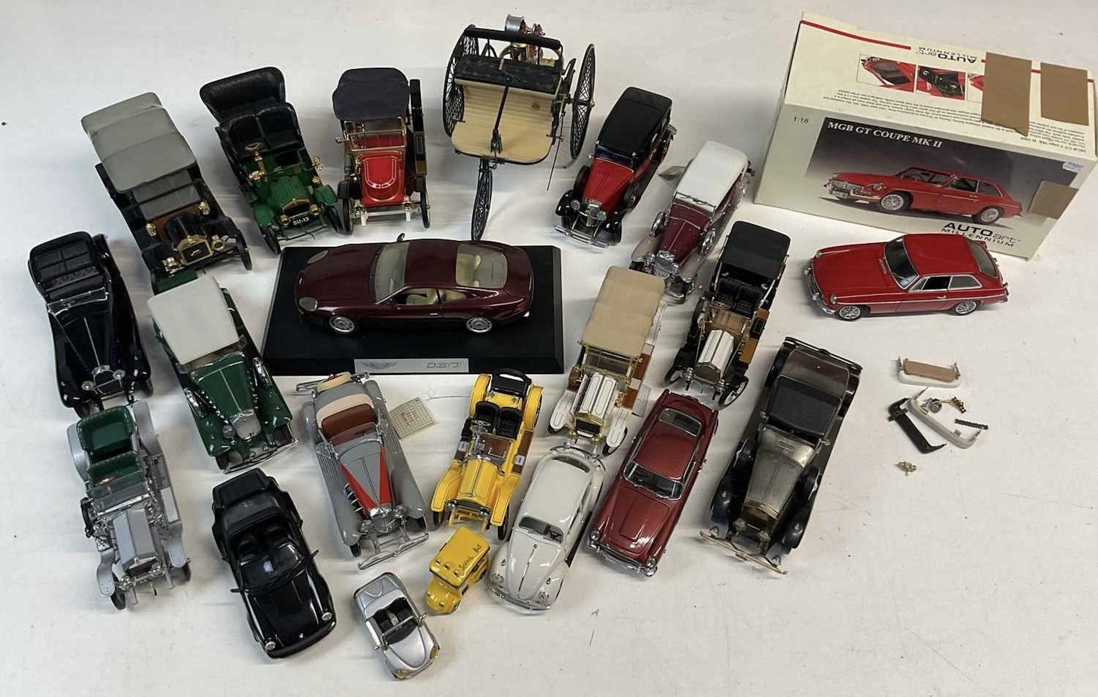 A quantity of Franklin and Danbury Mint precision classic car models