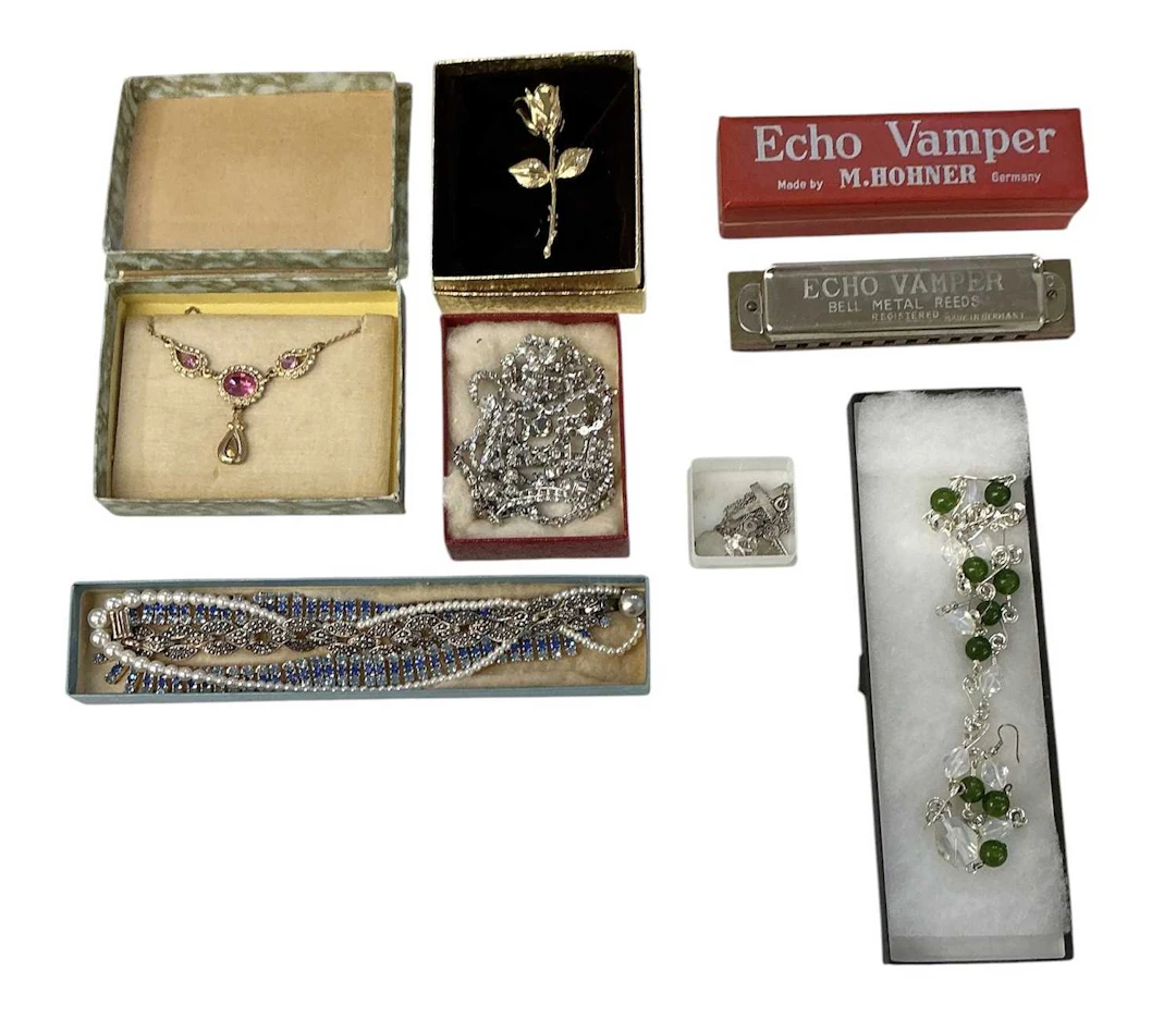 A small quantity of assorted costume jewellery including beads