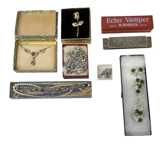 A small quantity of assorted costume jewellery including beads