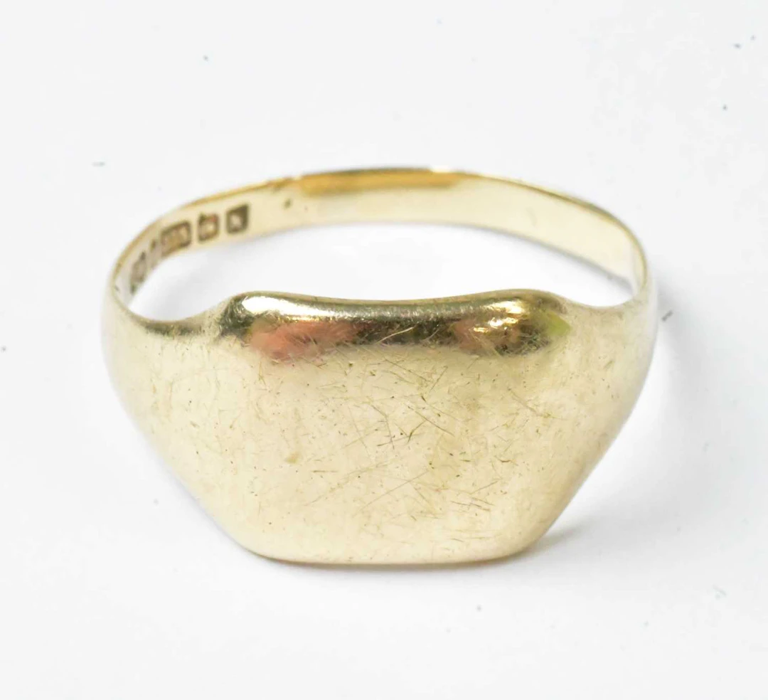 A 9ct yellow gold signet ring with rectangular bezel