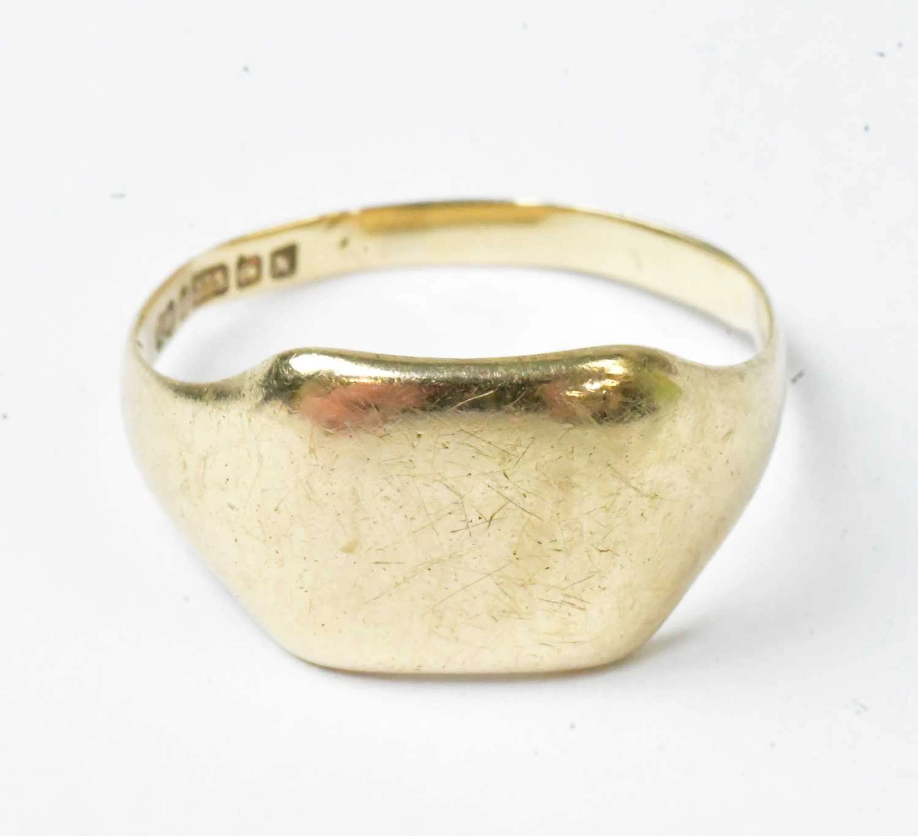 A 9ct yellow gold signet ring with rectangular bezel