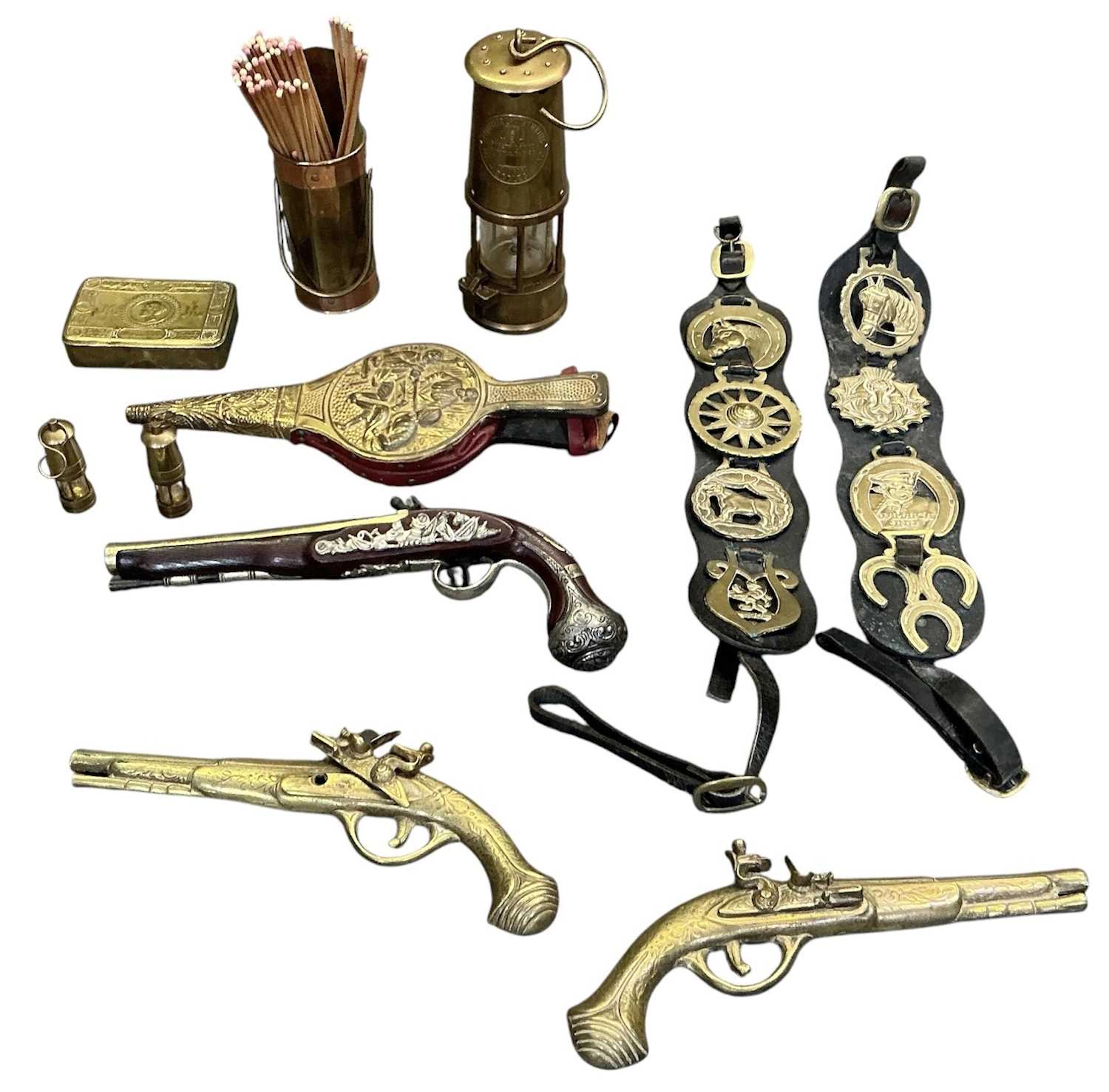 A quantity of assorted metalware