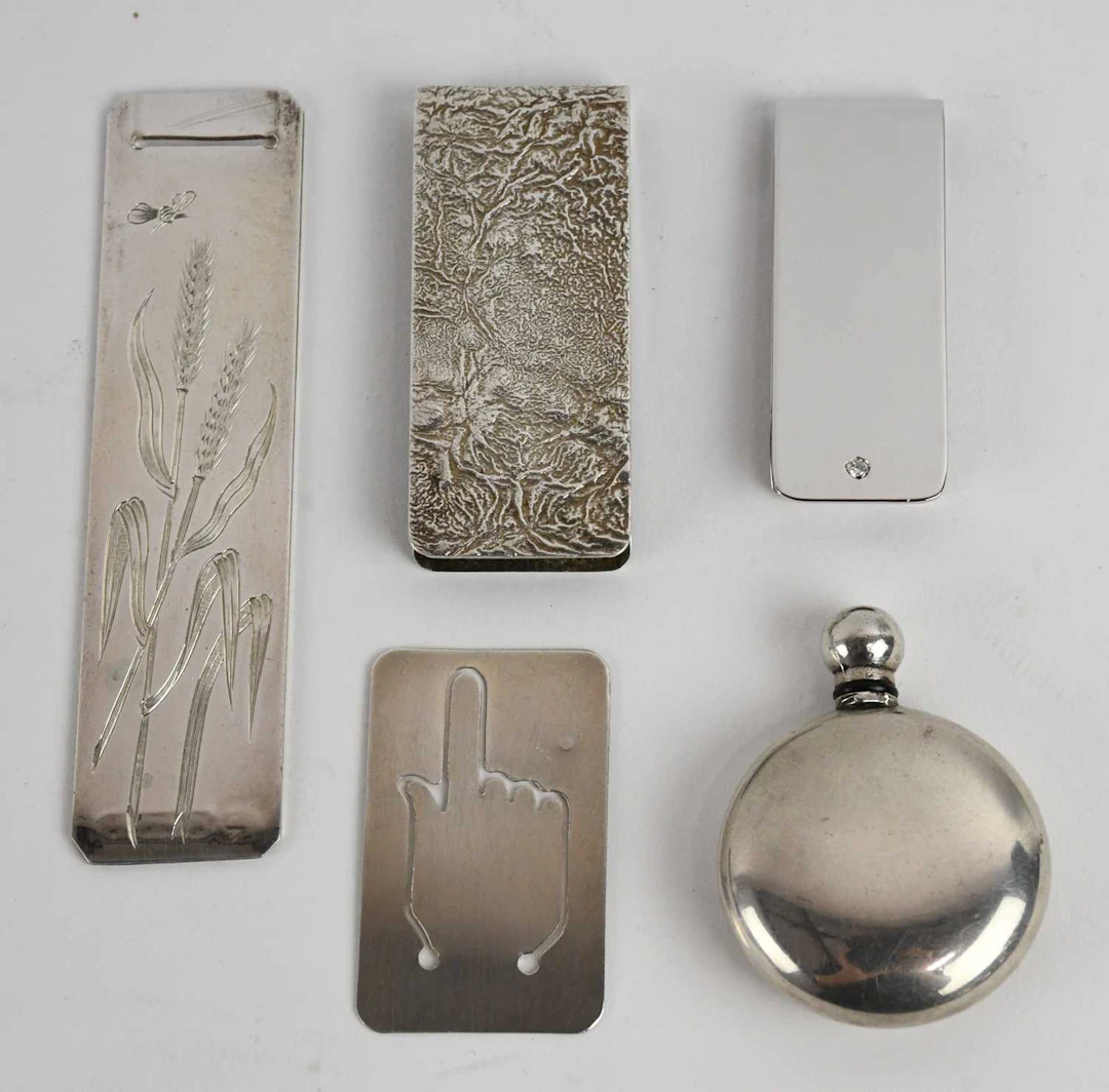 An Elizabeth II hallmarked silver rectangular paper clip/money clip