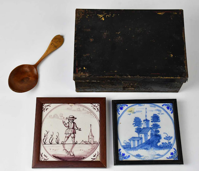 A metal spice tin