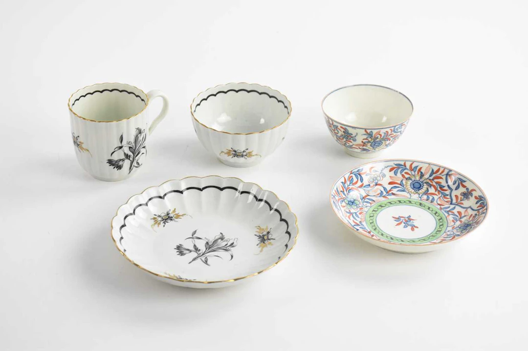 WORCESTER; an 18th century Worcester porcelain tea bowl...