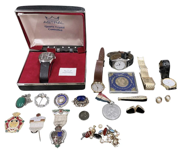 Various items of costume jewellery including earrings