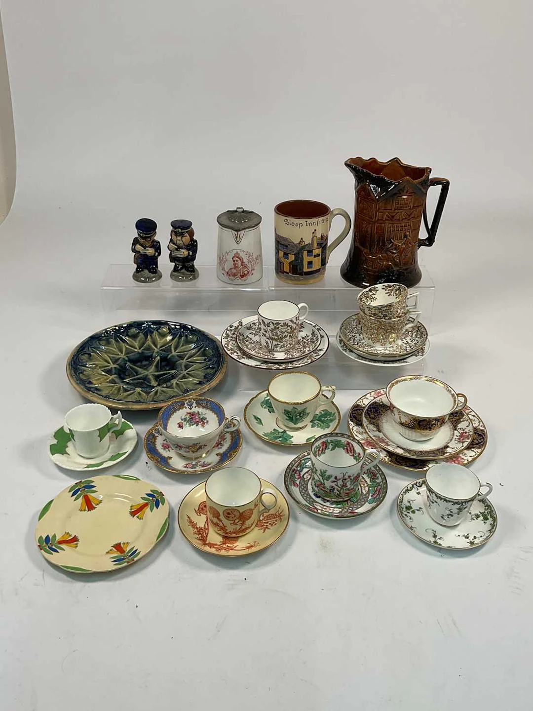 A quantity of decorative ceramics comprising teacups and saucers
