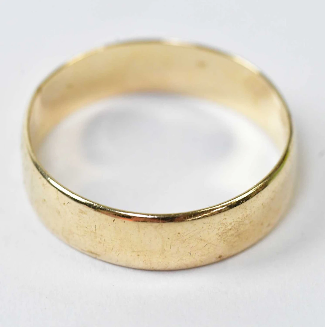 A 9ct yellow gold wedding band