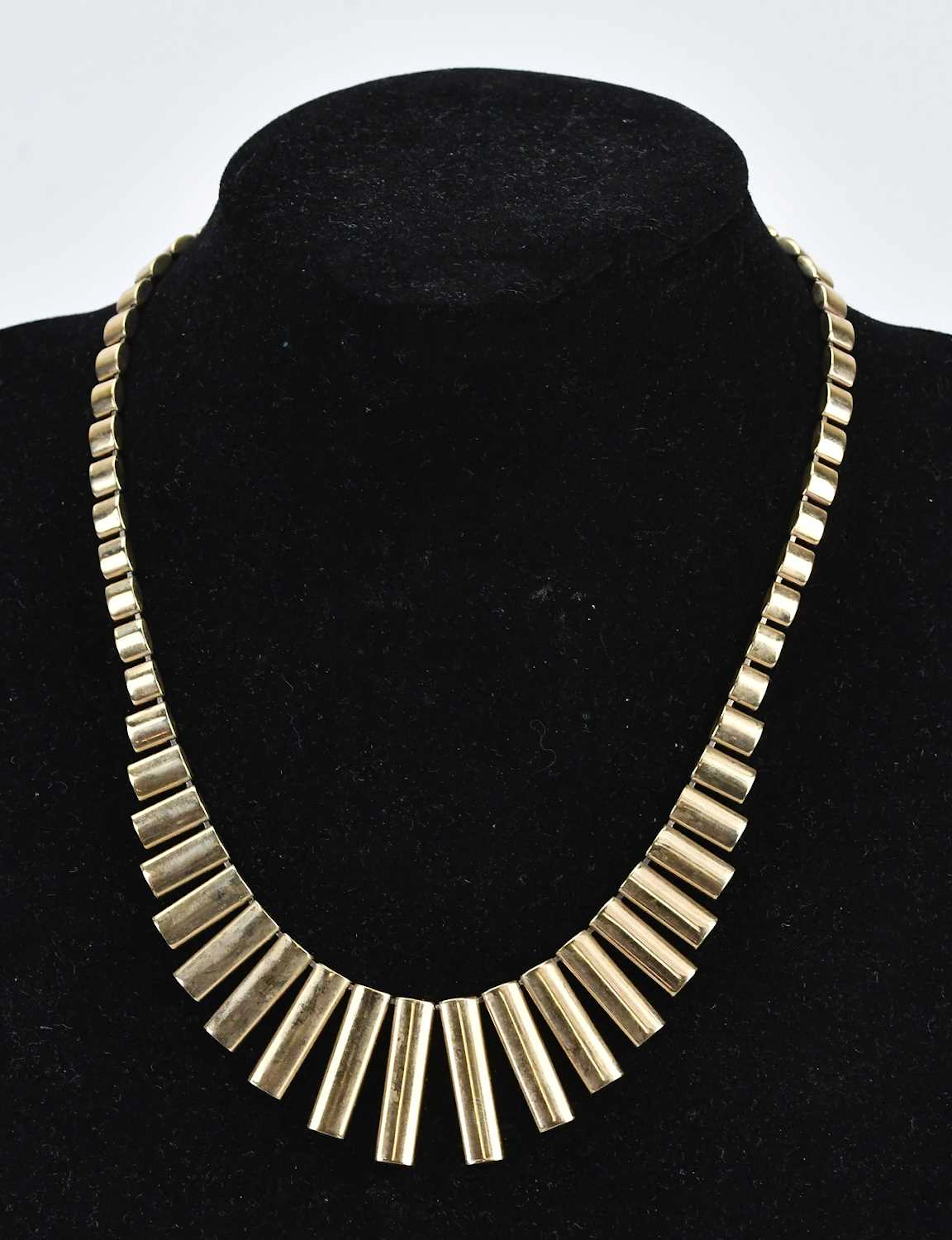 An Italian yellow metal Cleopatra type fringe necklace