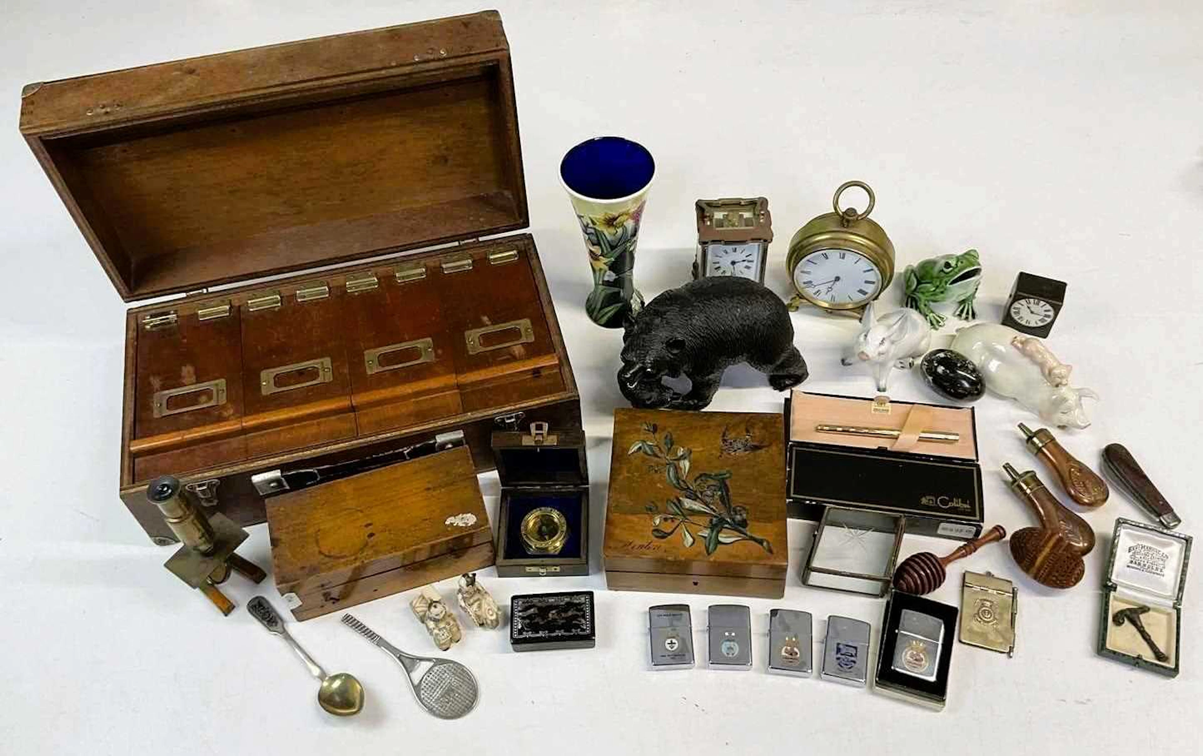 A quantity of collectors items